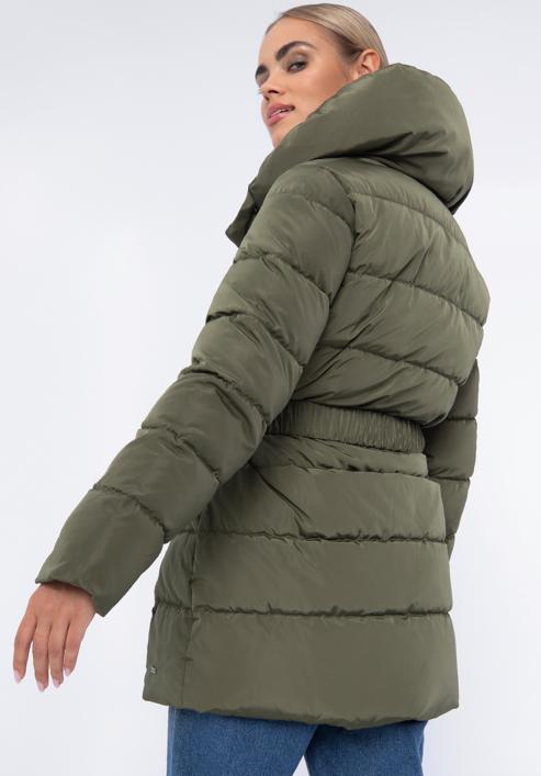 Daunenjacke für Damen mit Gürtel und hohem Kragen, grün, 97-9D-400-Z-3XL, Bild 4