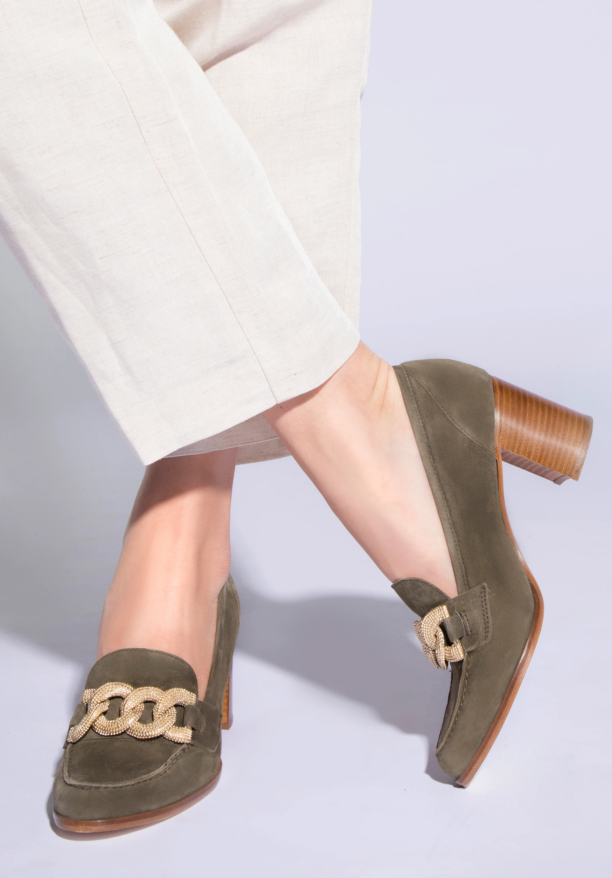 Pumps aus Wildleder mit Zierkette, grün, 96-D-110-5-41, Bild 1