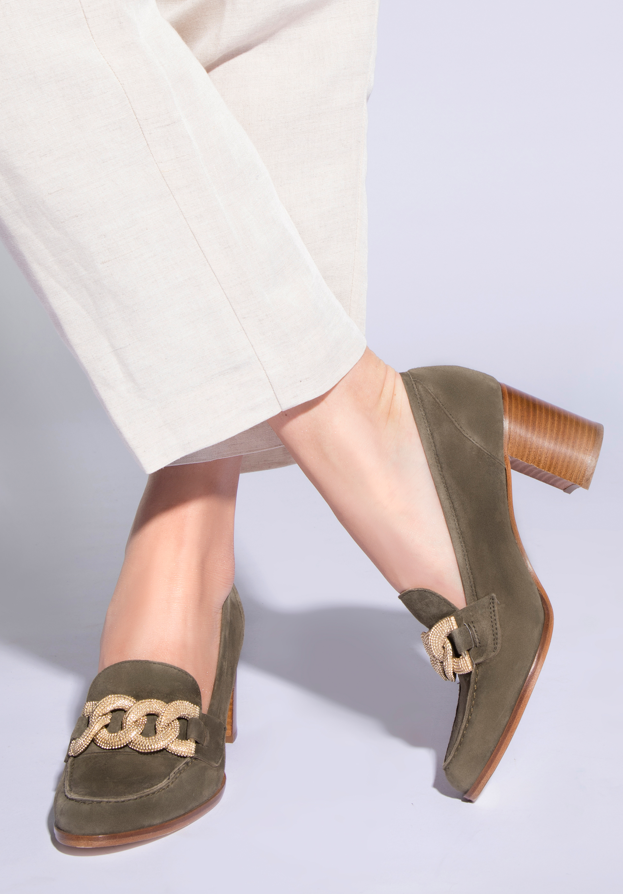Pumps aus Wildleder mit Zierkette