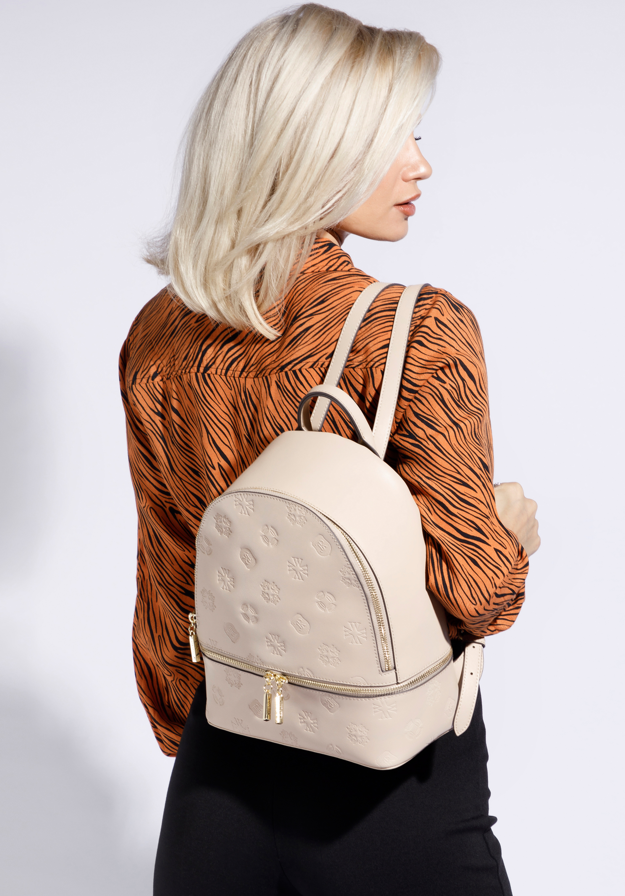 Damenrucksack aus Leder mit Monogramm und horizontalem Reißverschluss, hellbeige, 96-4E-631-9, Bild 1