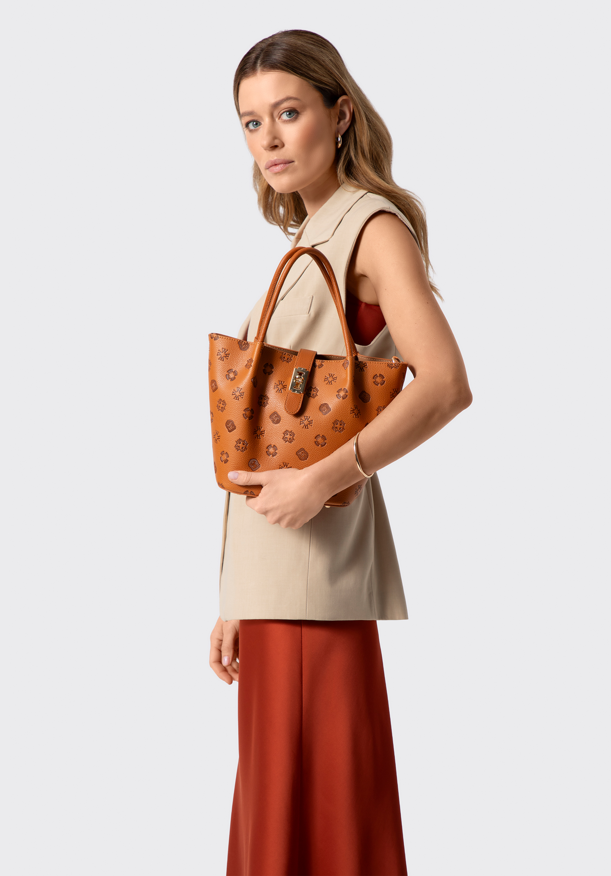 Damen-Einkaufstasche aus Kunstleder mit Monogrammprägung, hellbraun, 101-4Y-P00-5, Bild 1