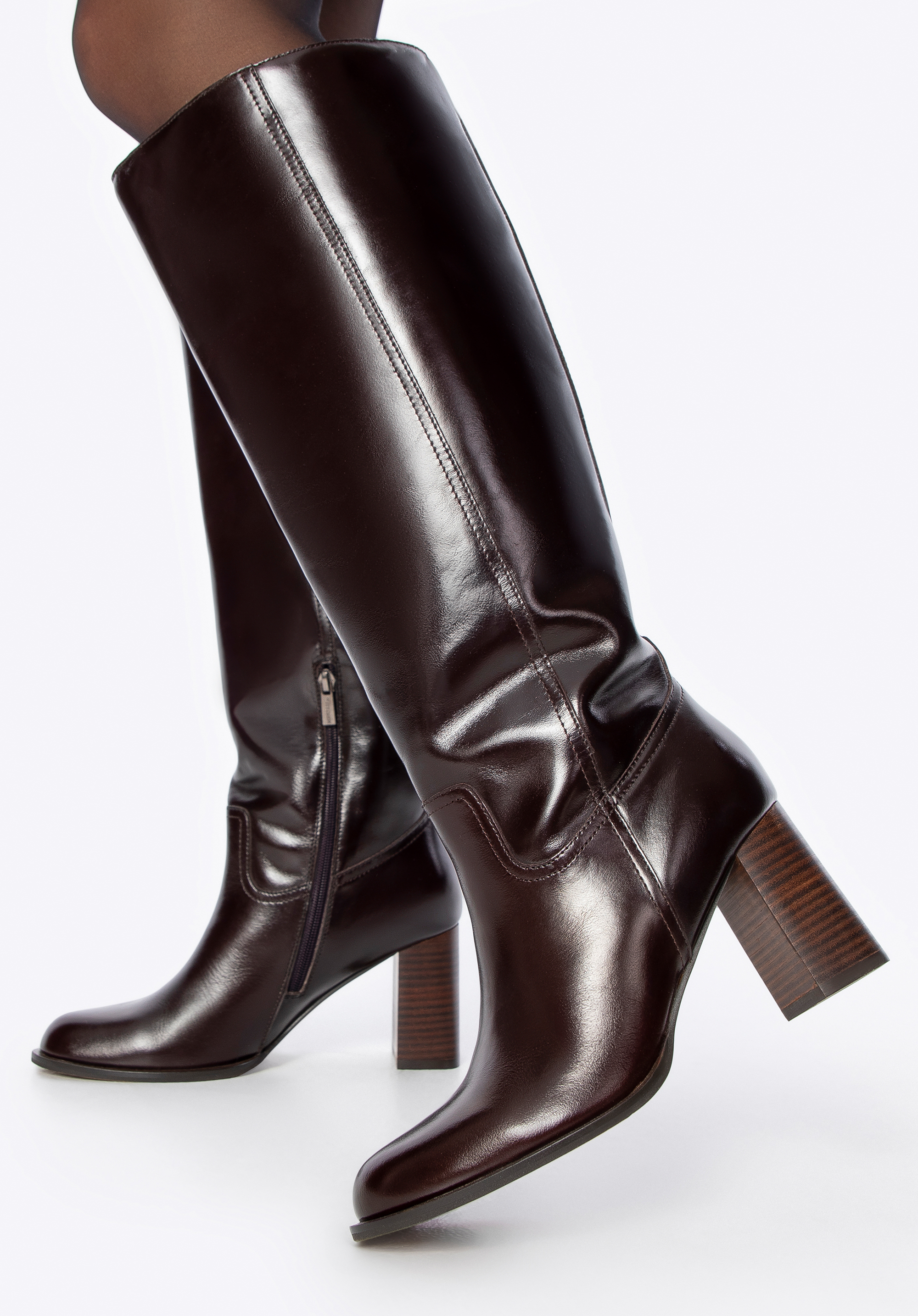 Dámske kožené čižmy na rovnom podpätku