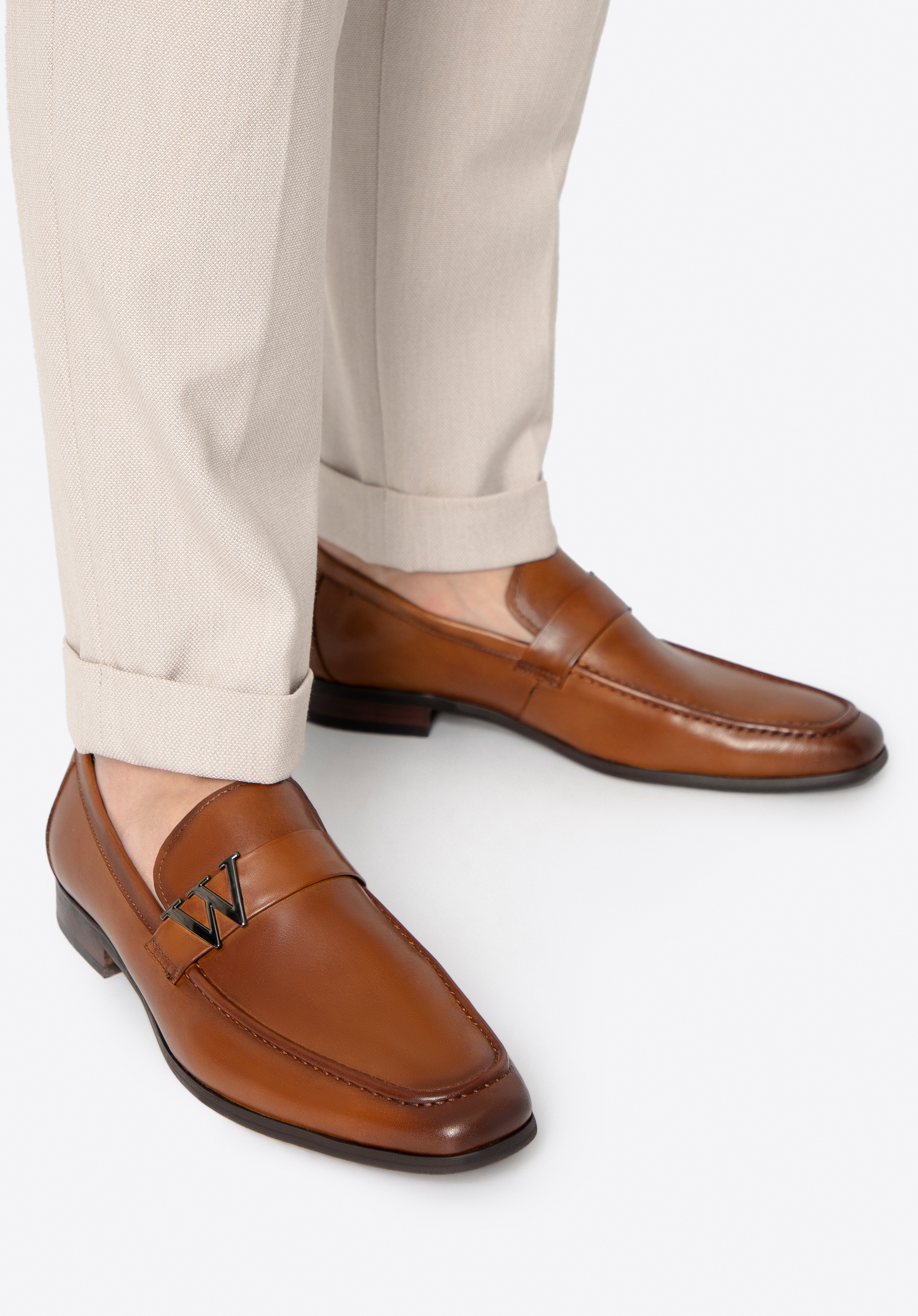 Pánske kožené mokasíny s kovovým logom, hnedá, 100-M-513-4-42, Obrázok 1