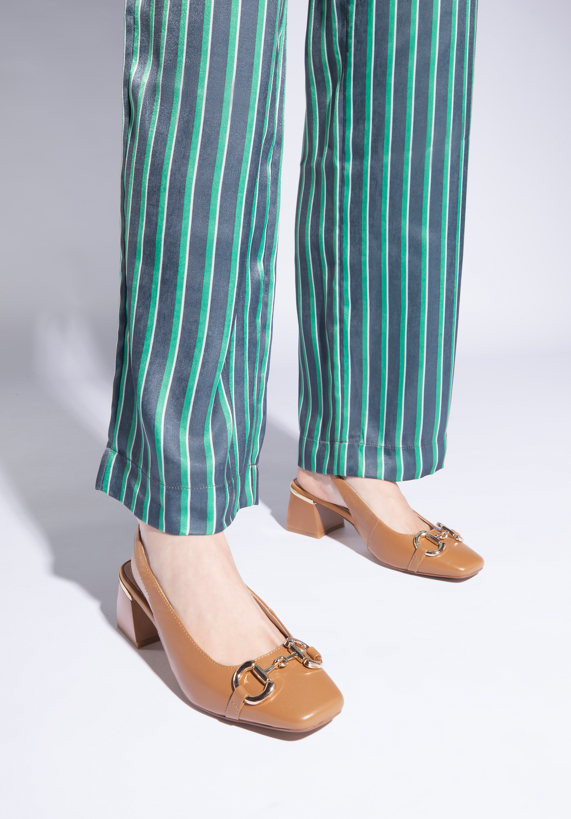 Sling back court boty