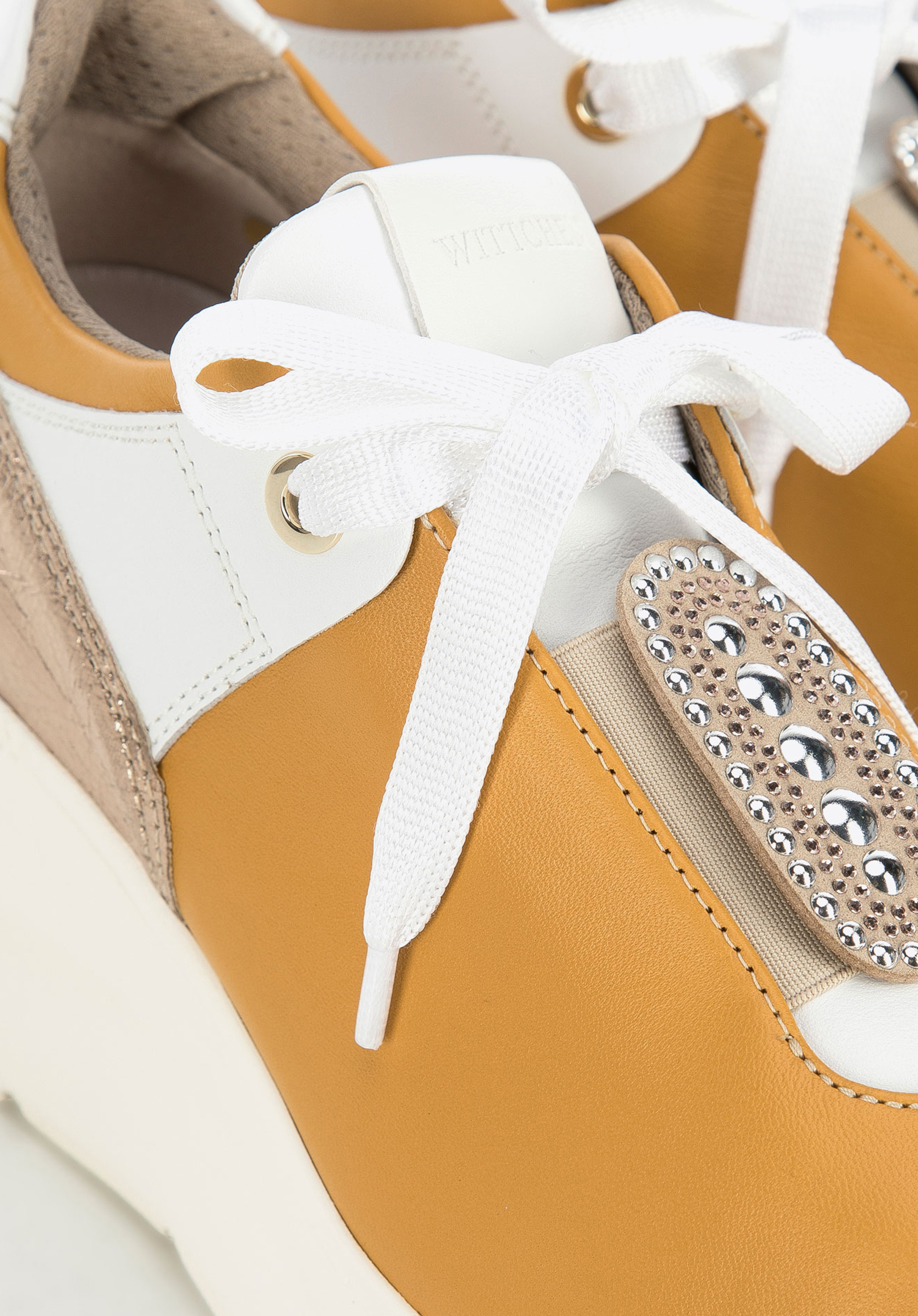 Sneakers aus Leder mit glitzernden Einsätzen