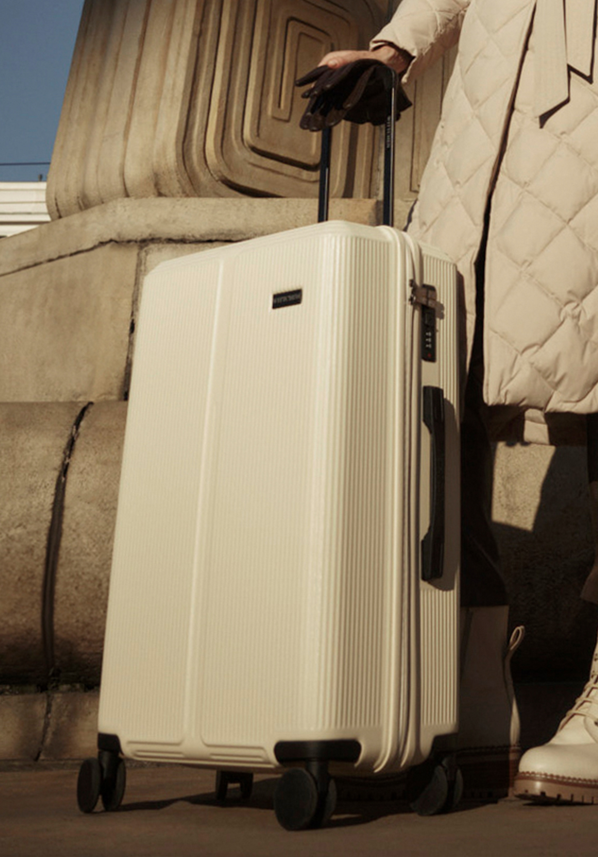 Středně velký kufr z ABS s jemnými pruhy, krémová, 56-3A-602-89, Obrázek 1