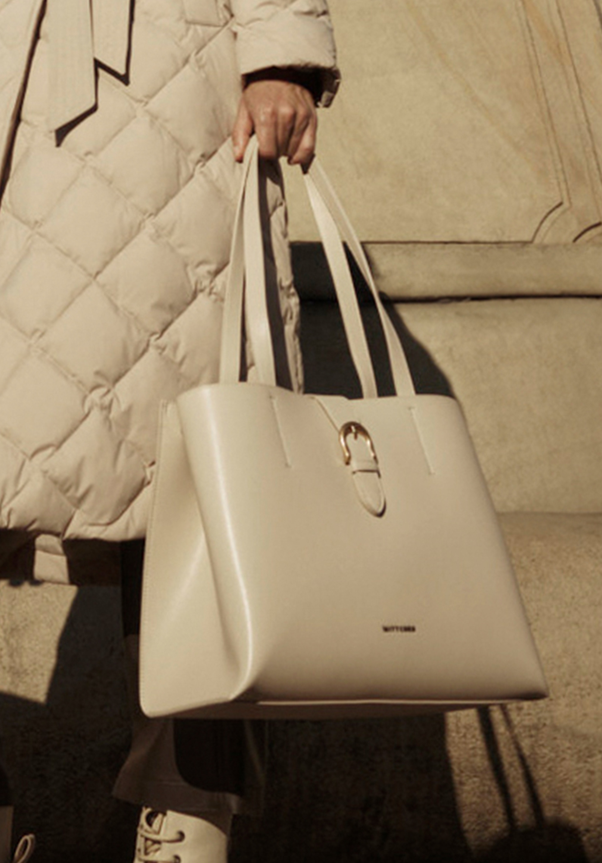 Шкіряна сумка-шоппер з декоративною застібкою кремова