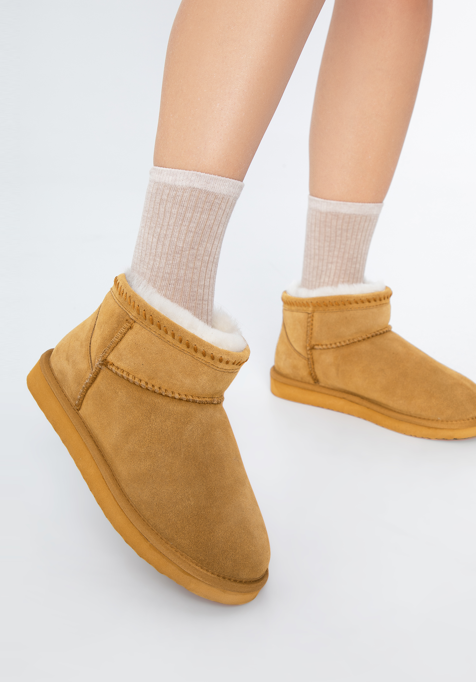 Botine de damă din piele întoarsă cu lână