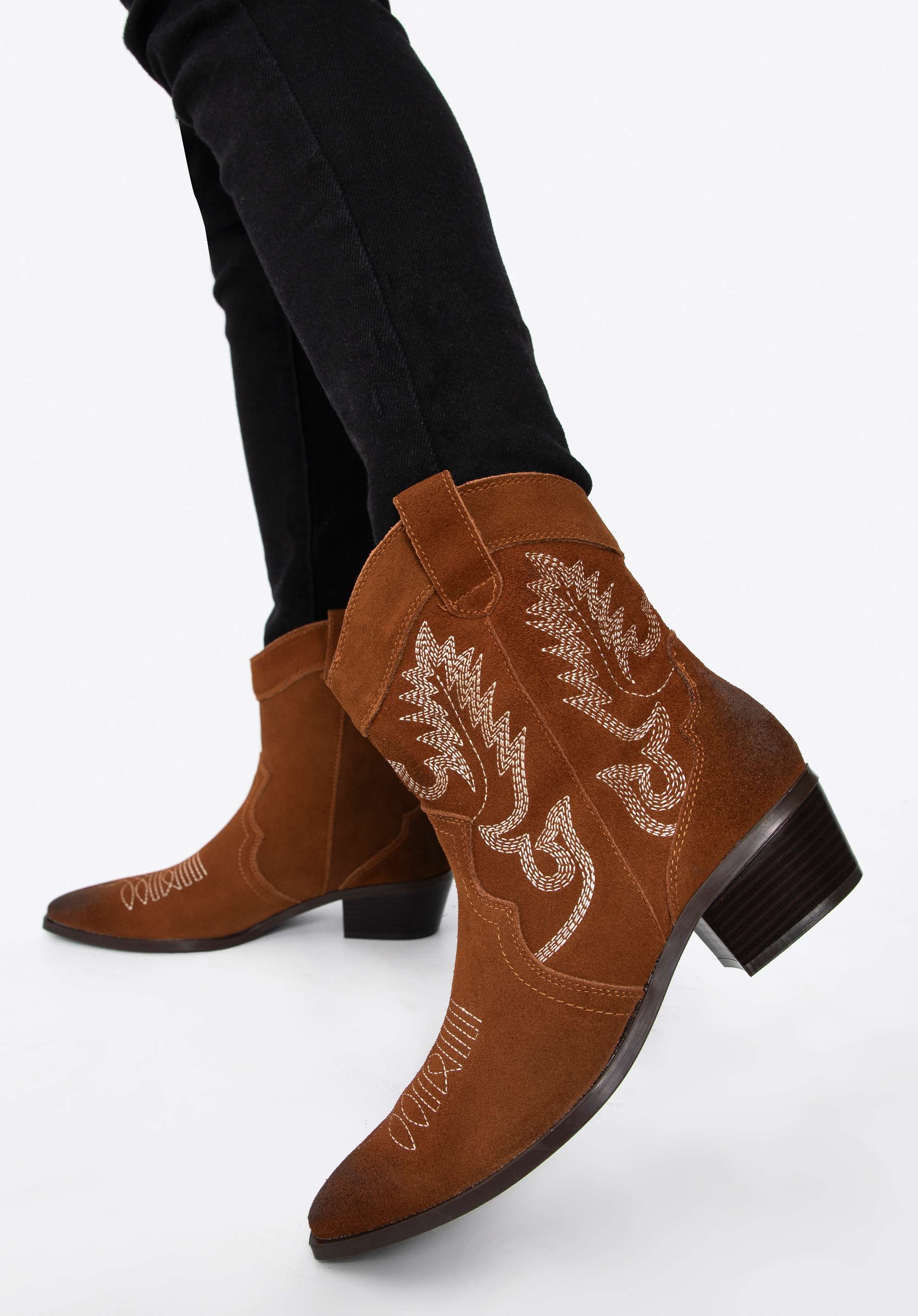 Cizme de cowgirl din piele întoarsă brodată