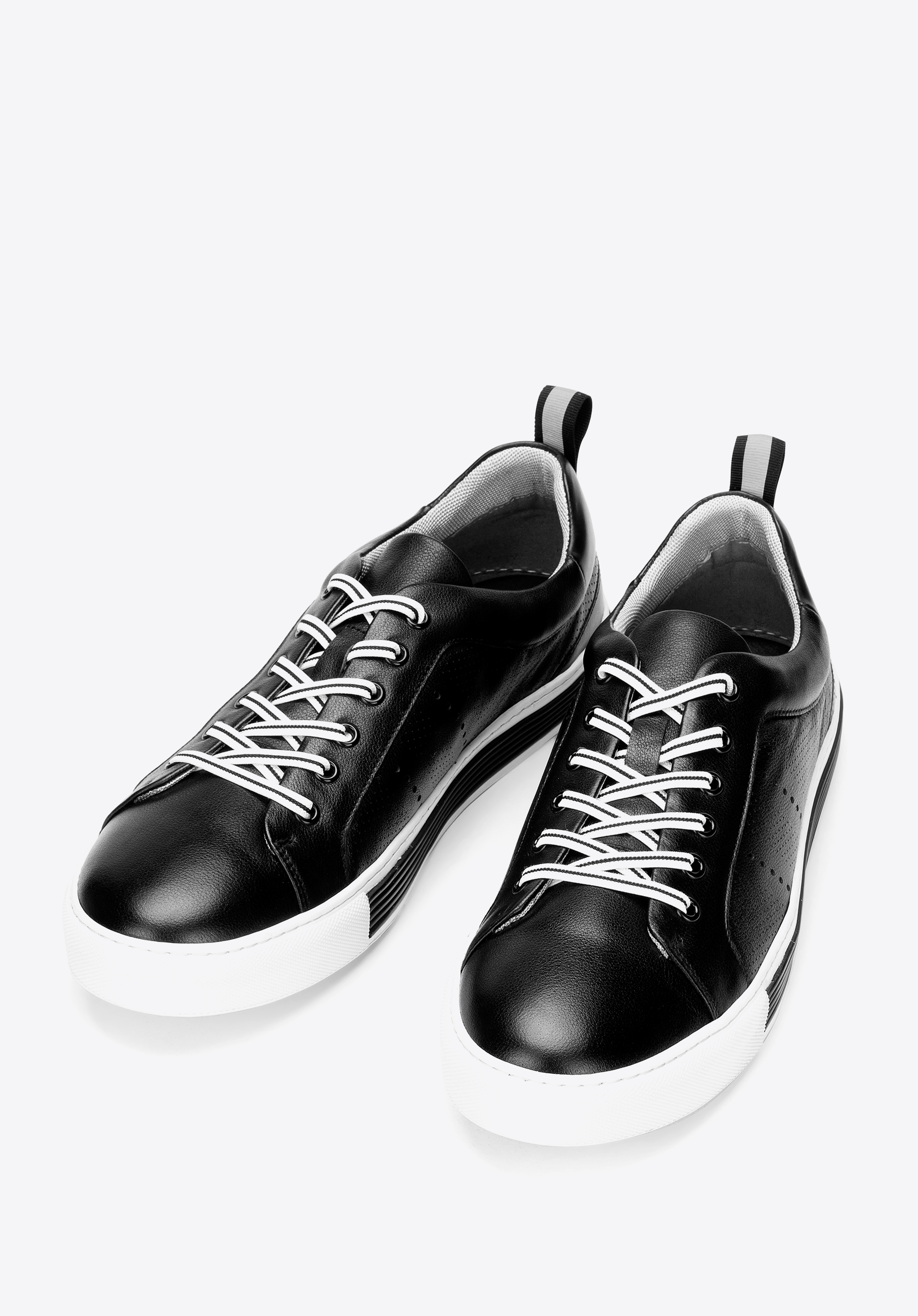 Adidași bărbătești din piele cu perforații