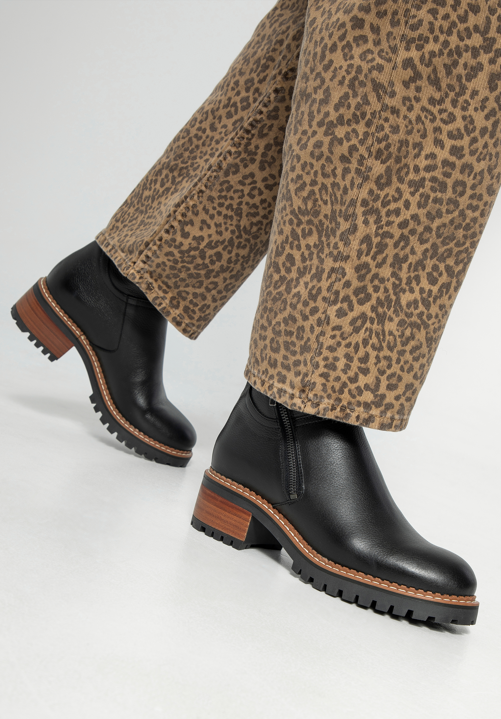 Botine de damă din piele cu fermoar diagonal, negru, 99-D-304-1-40, Fotografie 1