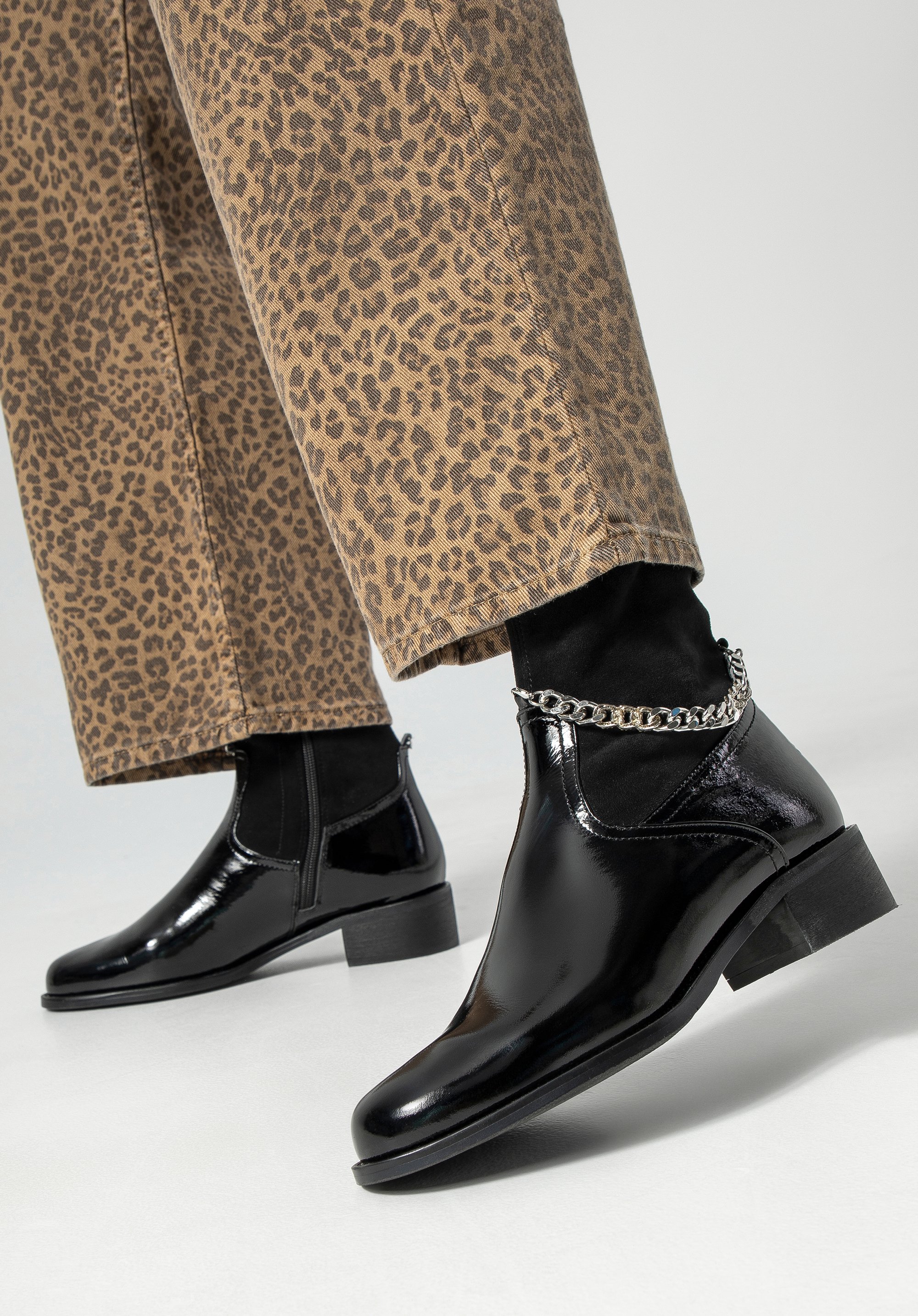 Botine din piele pentru femei cu lanț