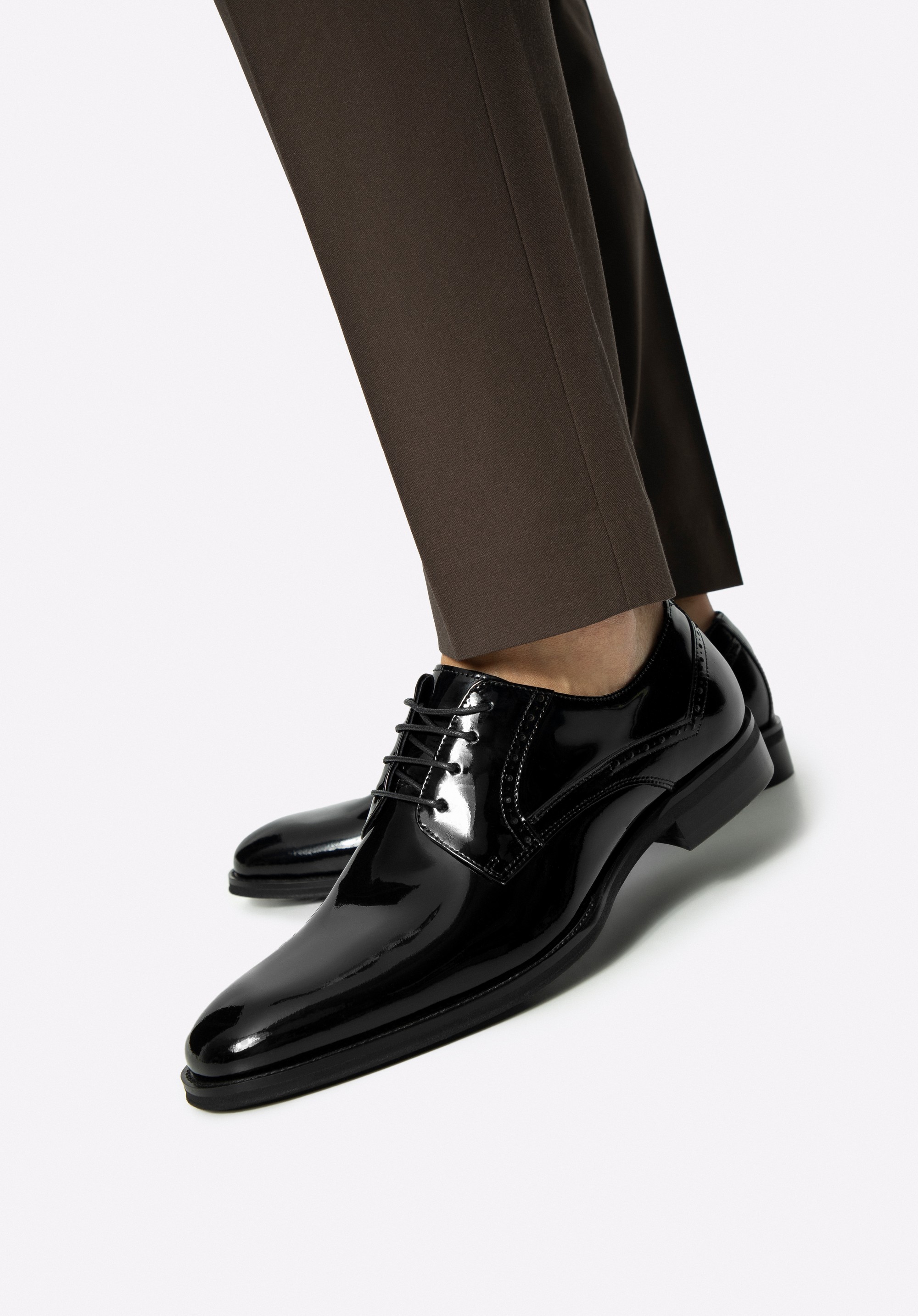 Pantofi derby pentru bărbați din piele lăcuită și perforată, negru, 99-M-512-1-44, Fotografie 1