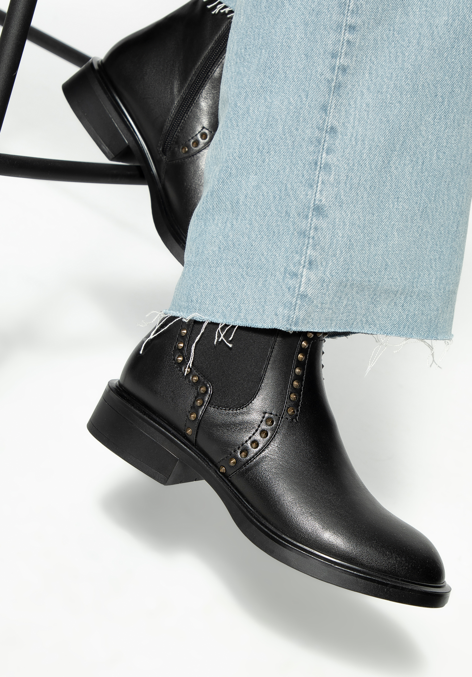 Pantofi din piele pentru femei cu nituri decorative, negru, 99-D-960-1-35, Fotografie 1