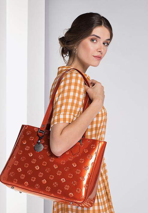Shopper-Tasche aus Lackleder mit Monogramm, orange, 34-4-098-6L, Bild 3