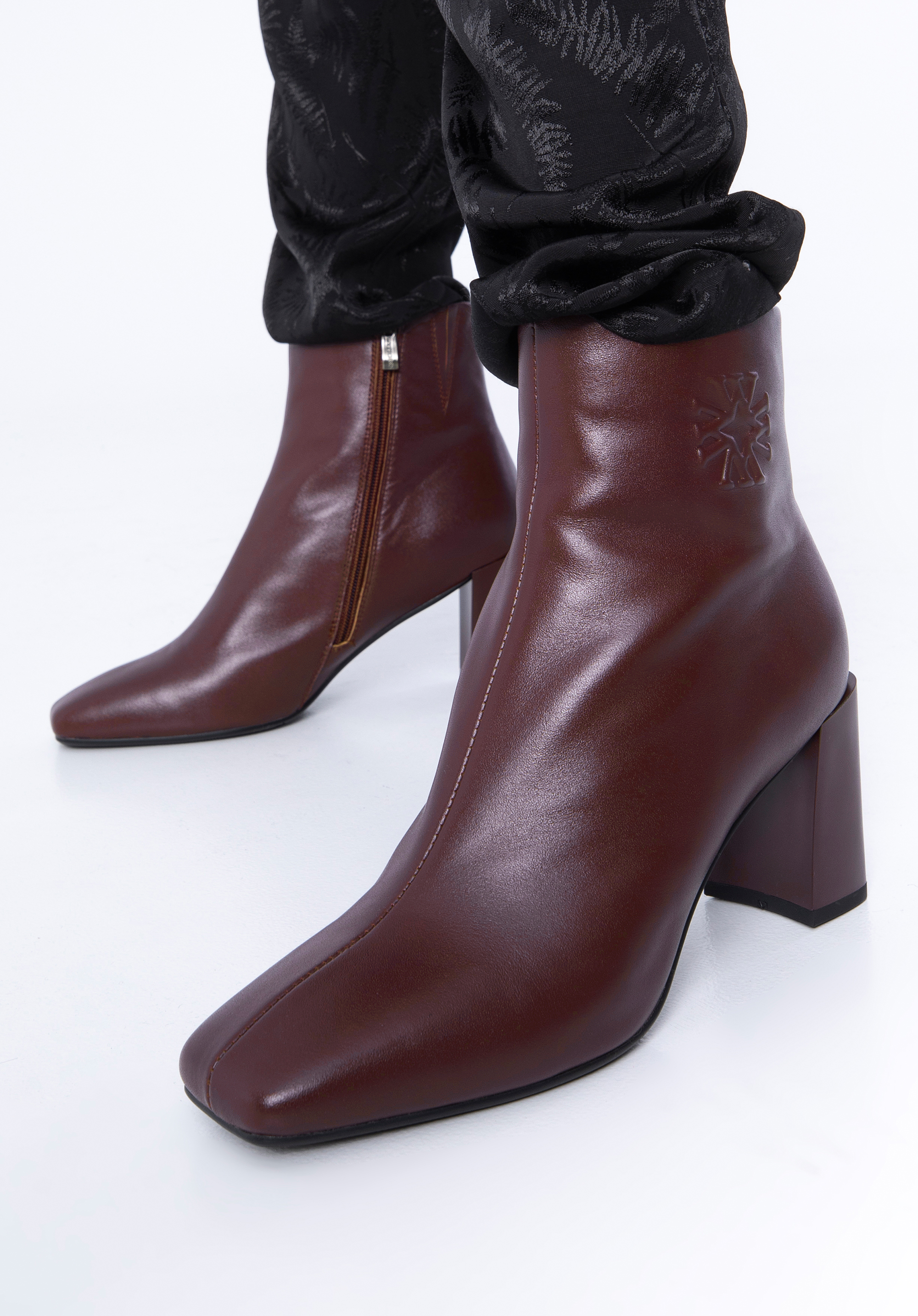 Stiefeletten für Damen aus Leder mit Monogramm, pflaumenlila, 97-D-514-3-38, Bild 1