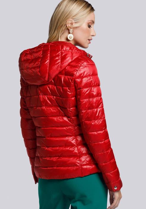 Női steppelt kabát csíkos szalaggal, piros, 93-9N-101-1-XS, Fénykép 4