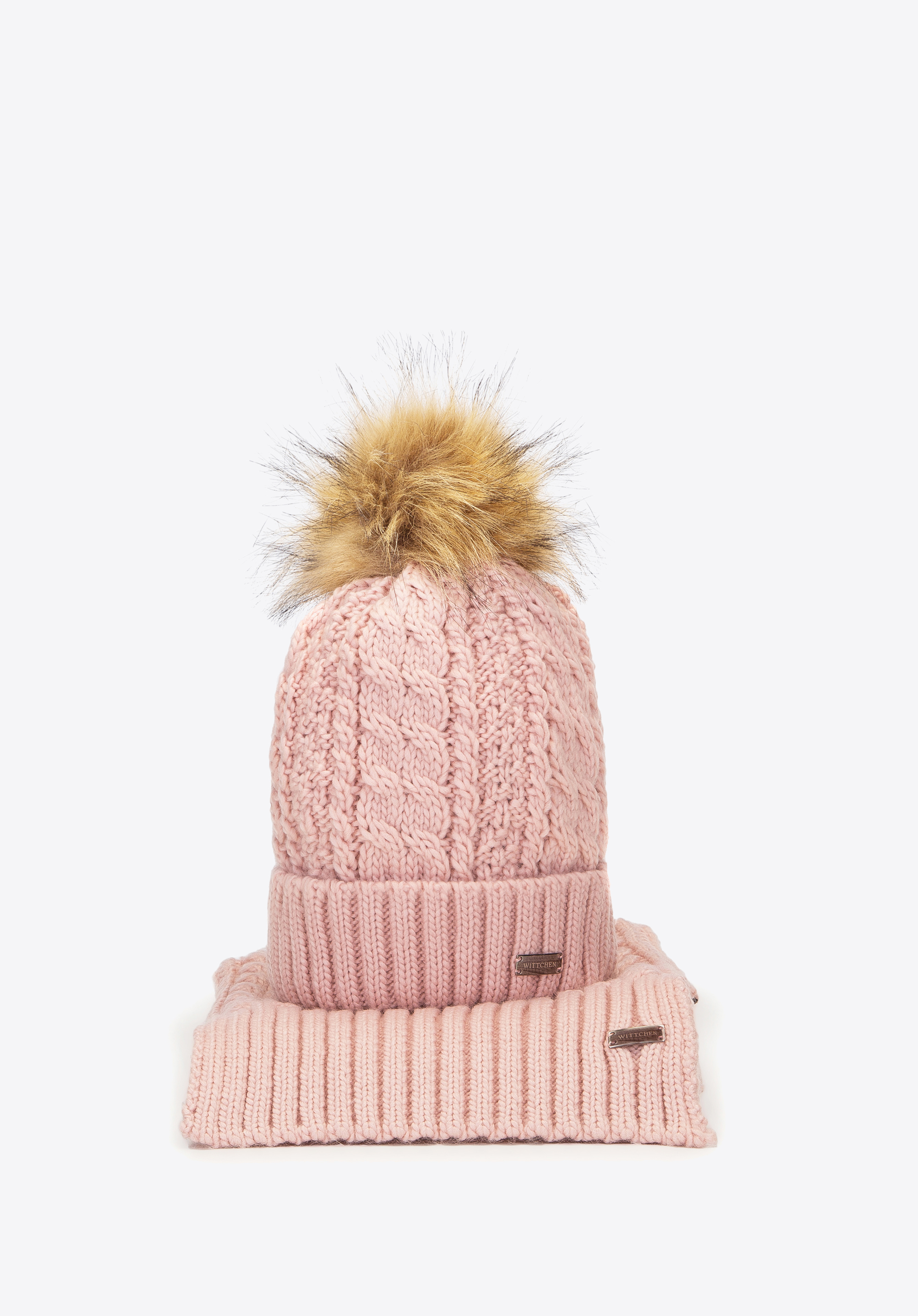 Komplettes Winterset für Damen mit einem Zopfgeflecht