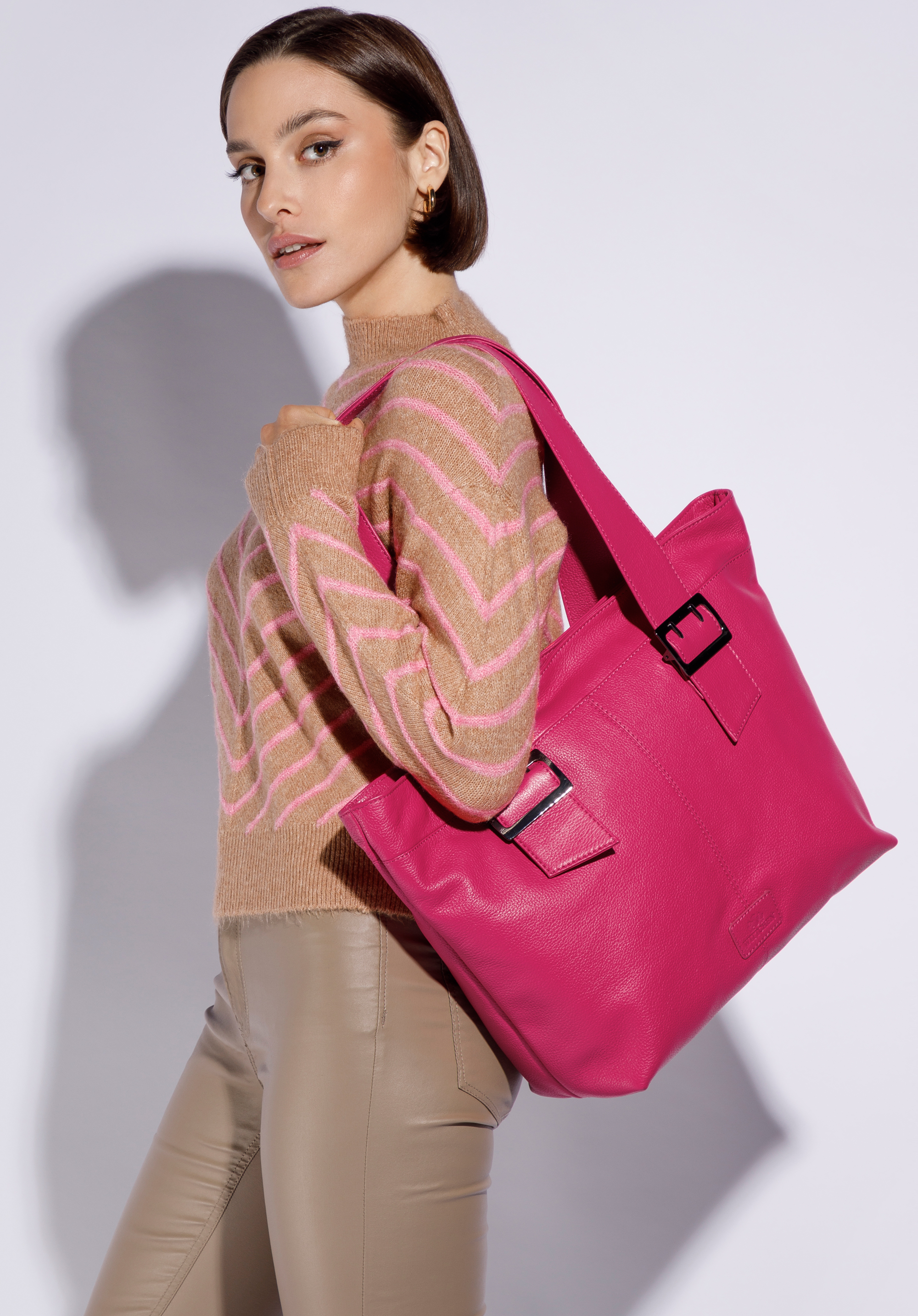 Shoppertasche aus Leder  in Form eines Trapezes