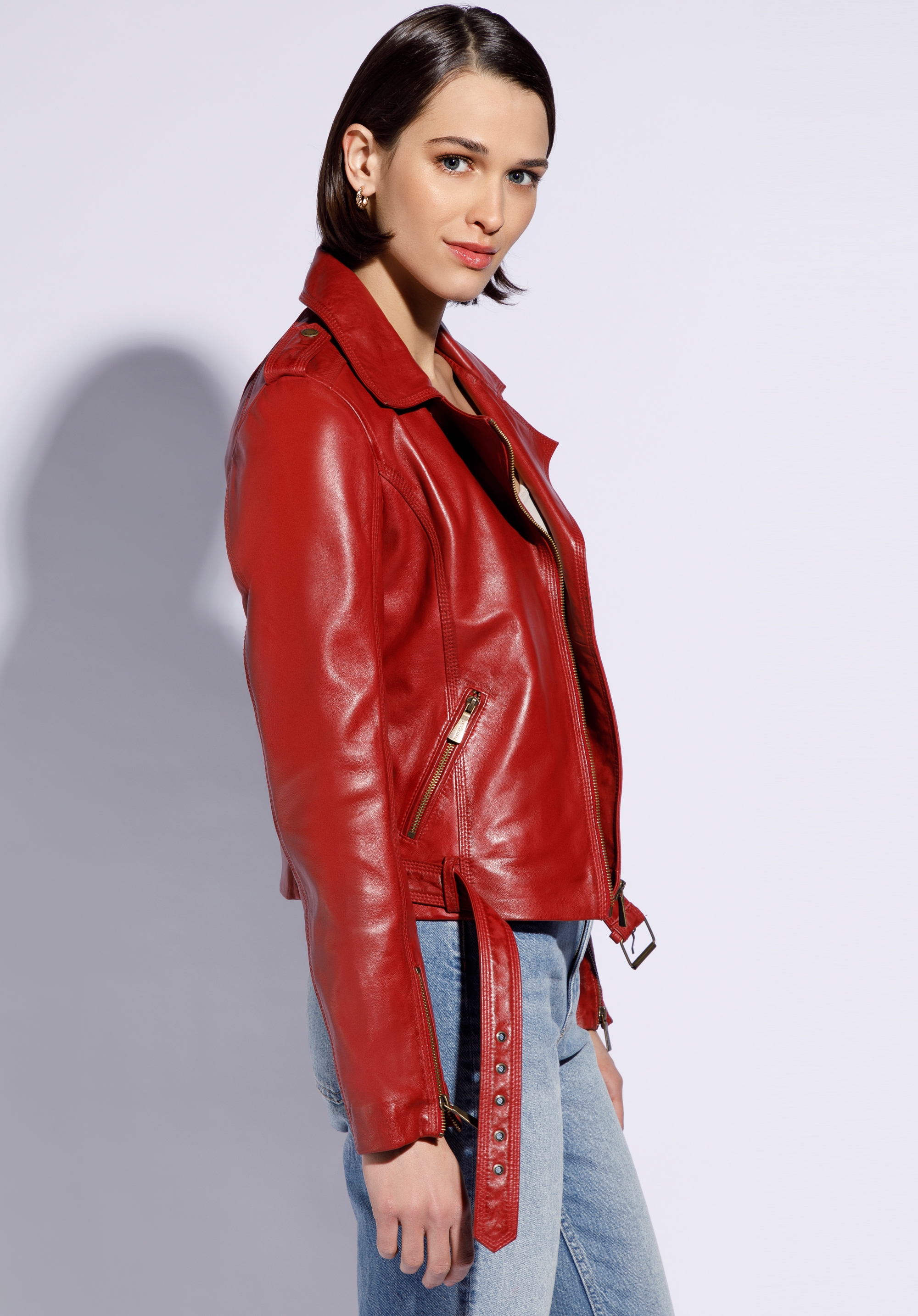 Damen-Lederjacke mit Schulterklappen und Riemen