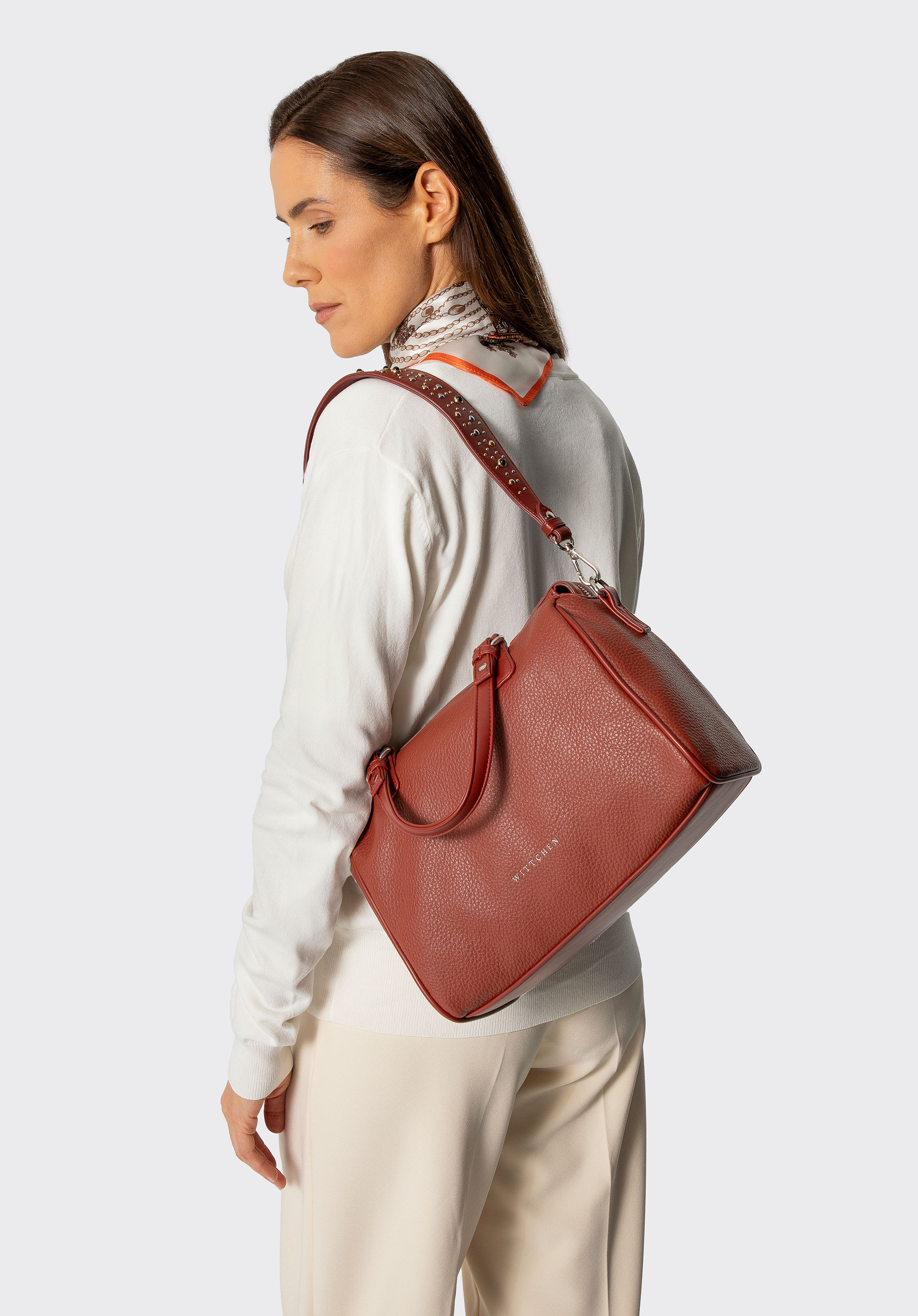 Damenhandtasche aus Kunstleder mit Nieten am Riemen, rot, 101-4Y-704-3, Bild 1