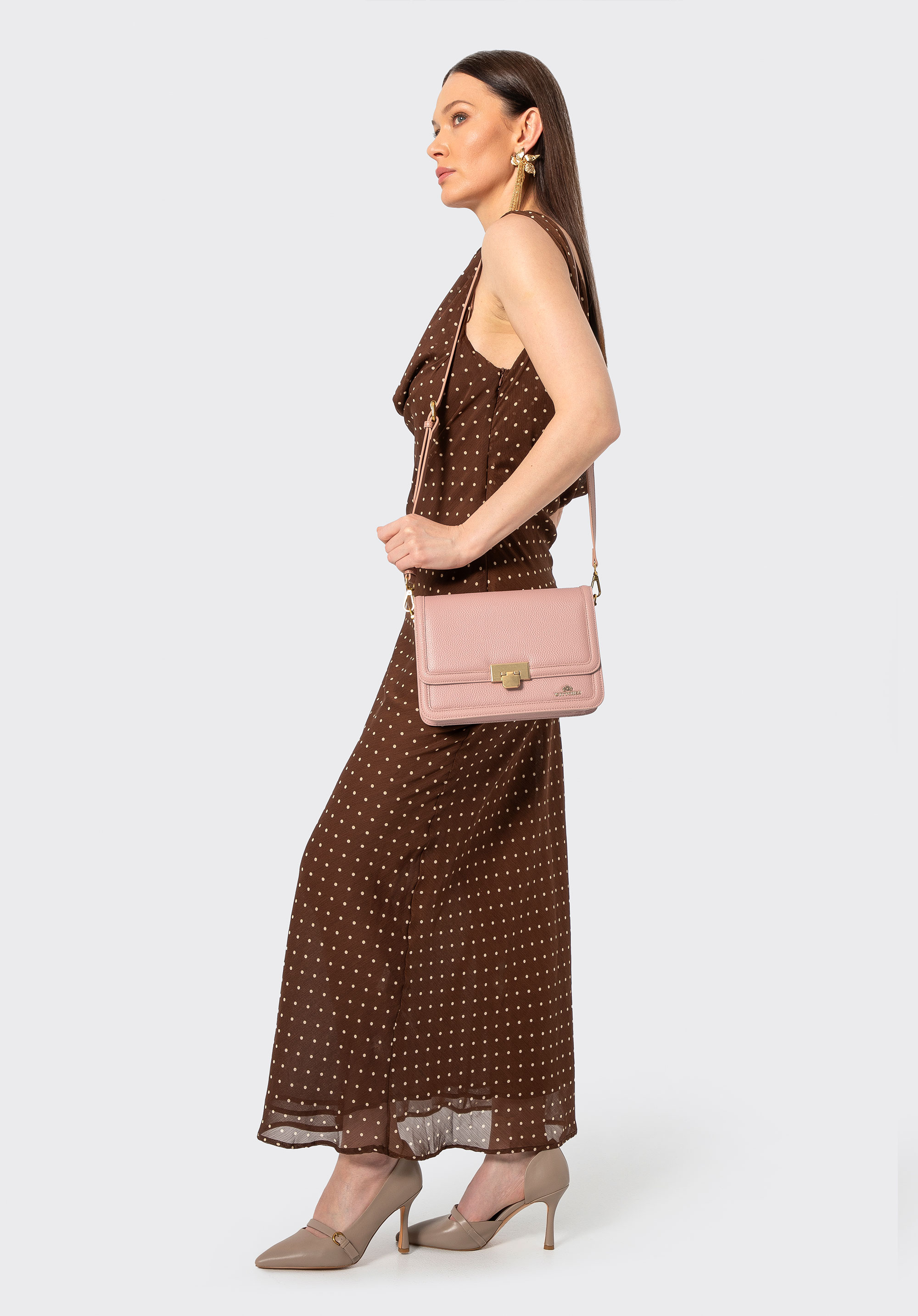 Kožená crossbody kabelka s řetízkovým popruhem přes rameno