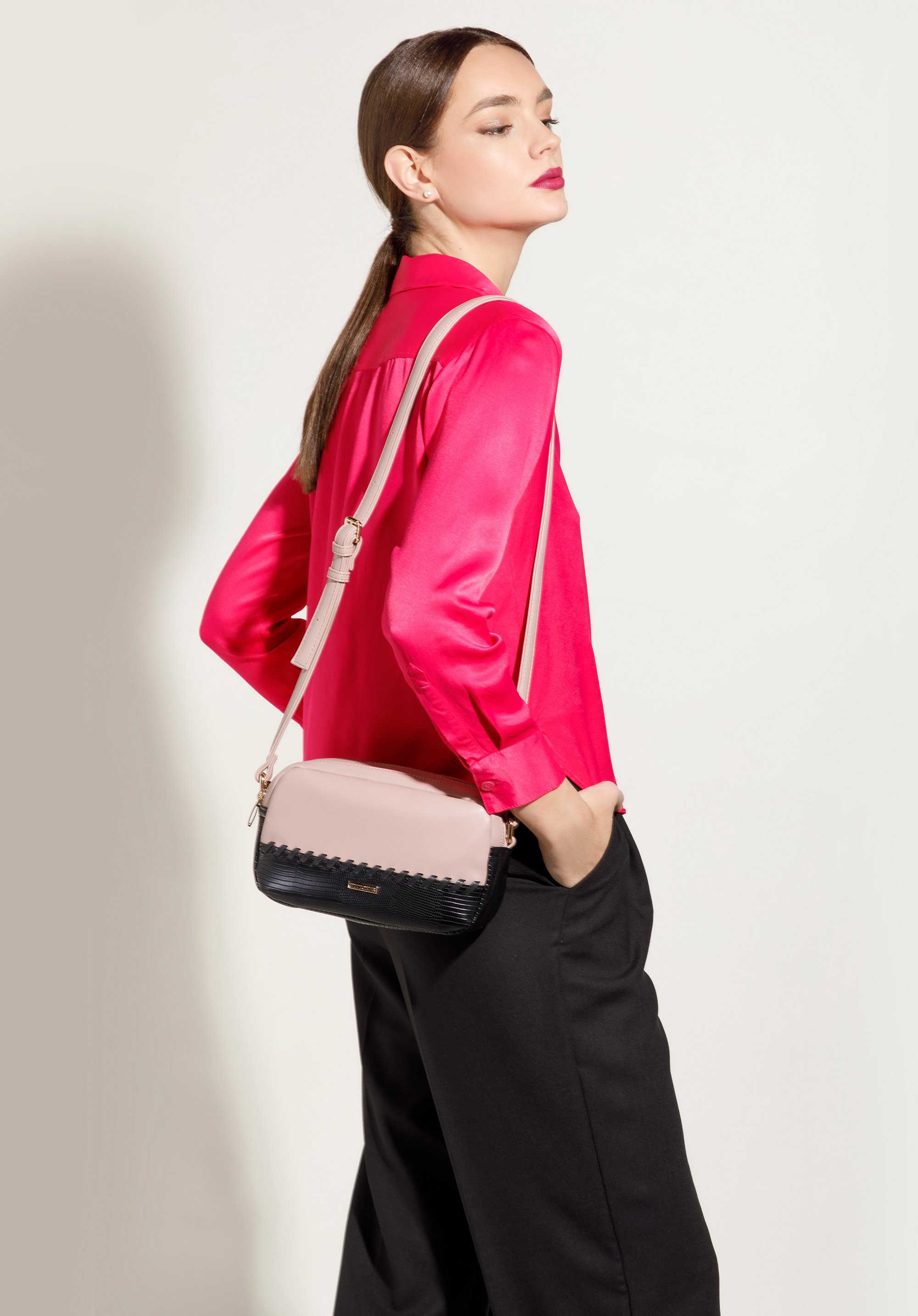 Dámská crossbody kabelka s ozdobným detailem, růžovo-černá, 95-4Y-523-P, Obrázek 1