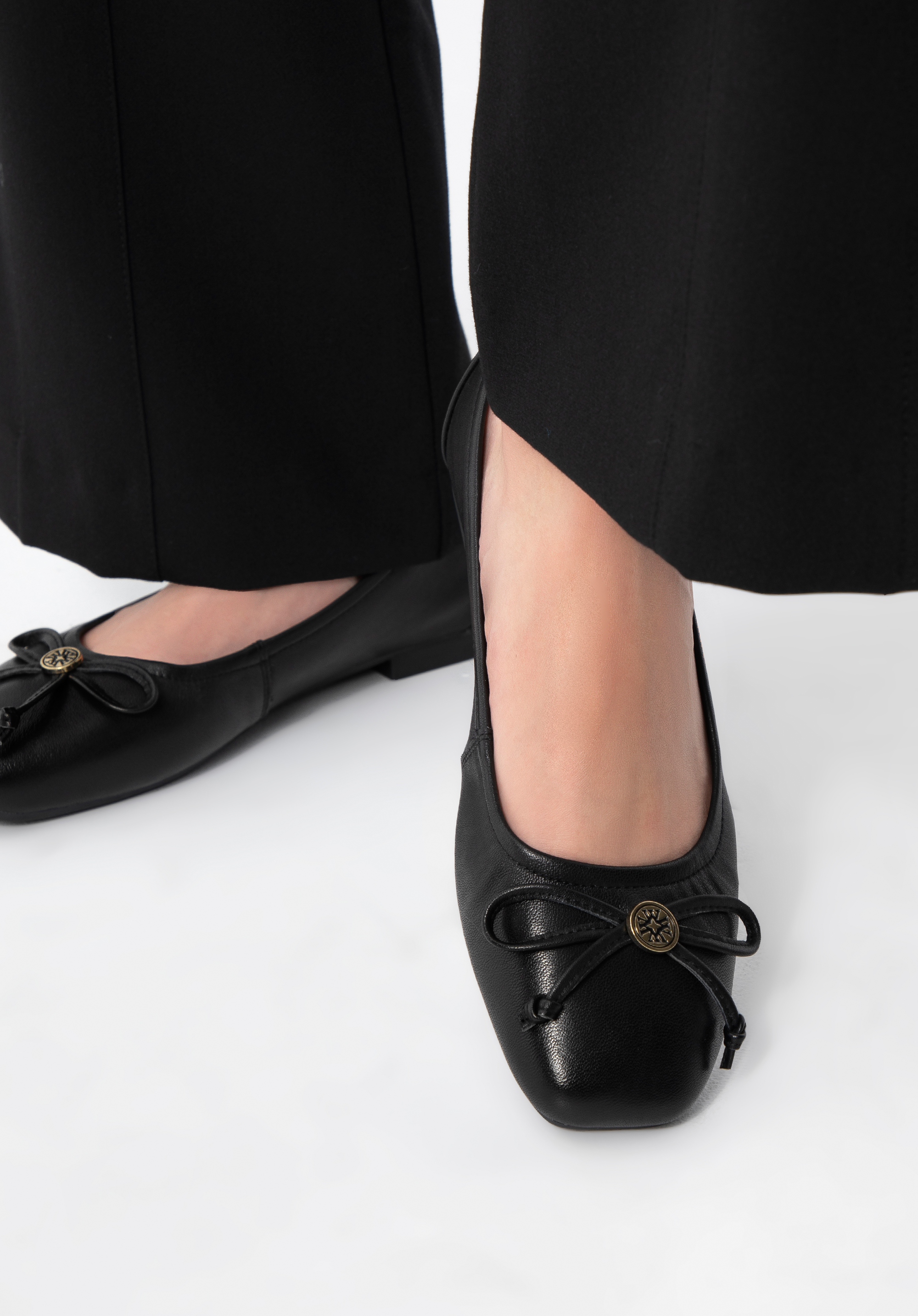 Ballerinas aus weichem Leder mit Schliefe und Monogramm