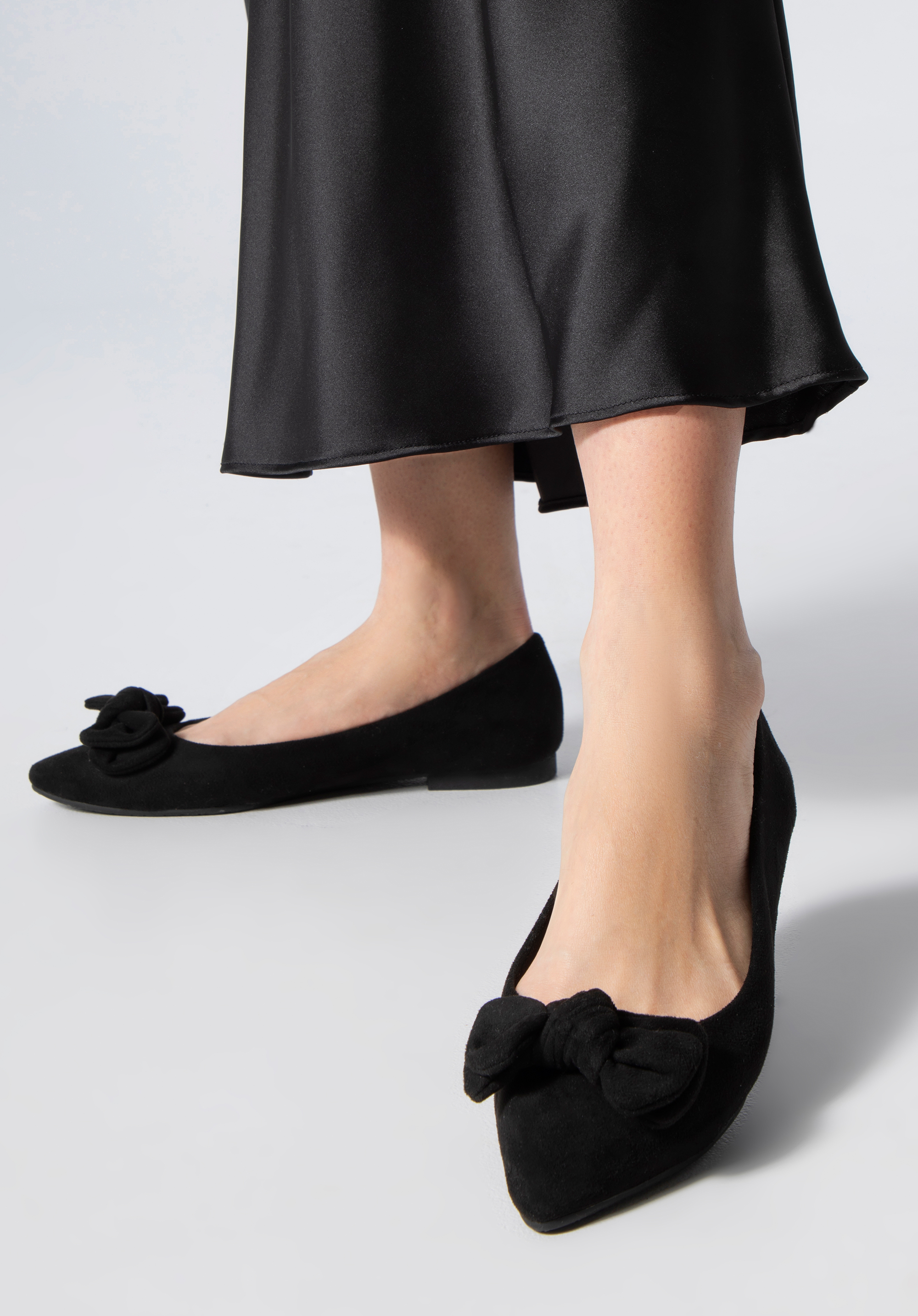 Ballerinas aus Öko-Wildleder mit Schleife, schwarz, 98-DP-204-1-37, Bild 1