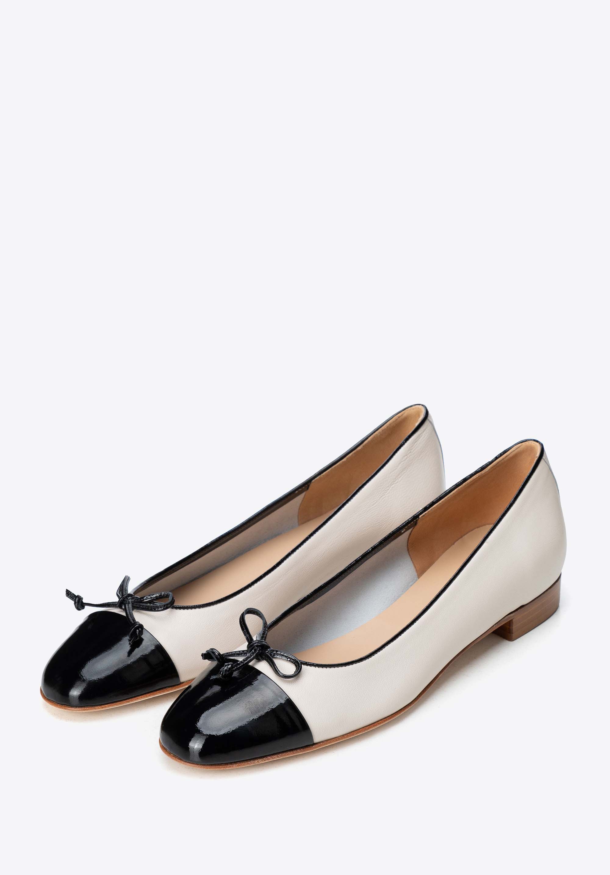 Lederballerinas mit dekorativer Schleife, schwarz-beige, 102-D-104-9-36, Bild 1
