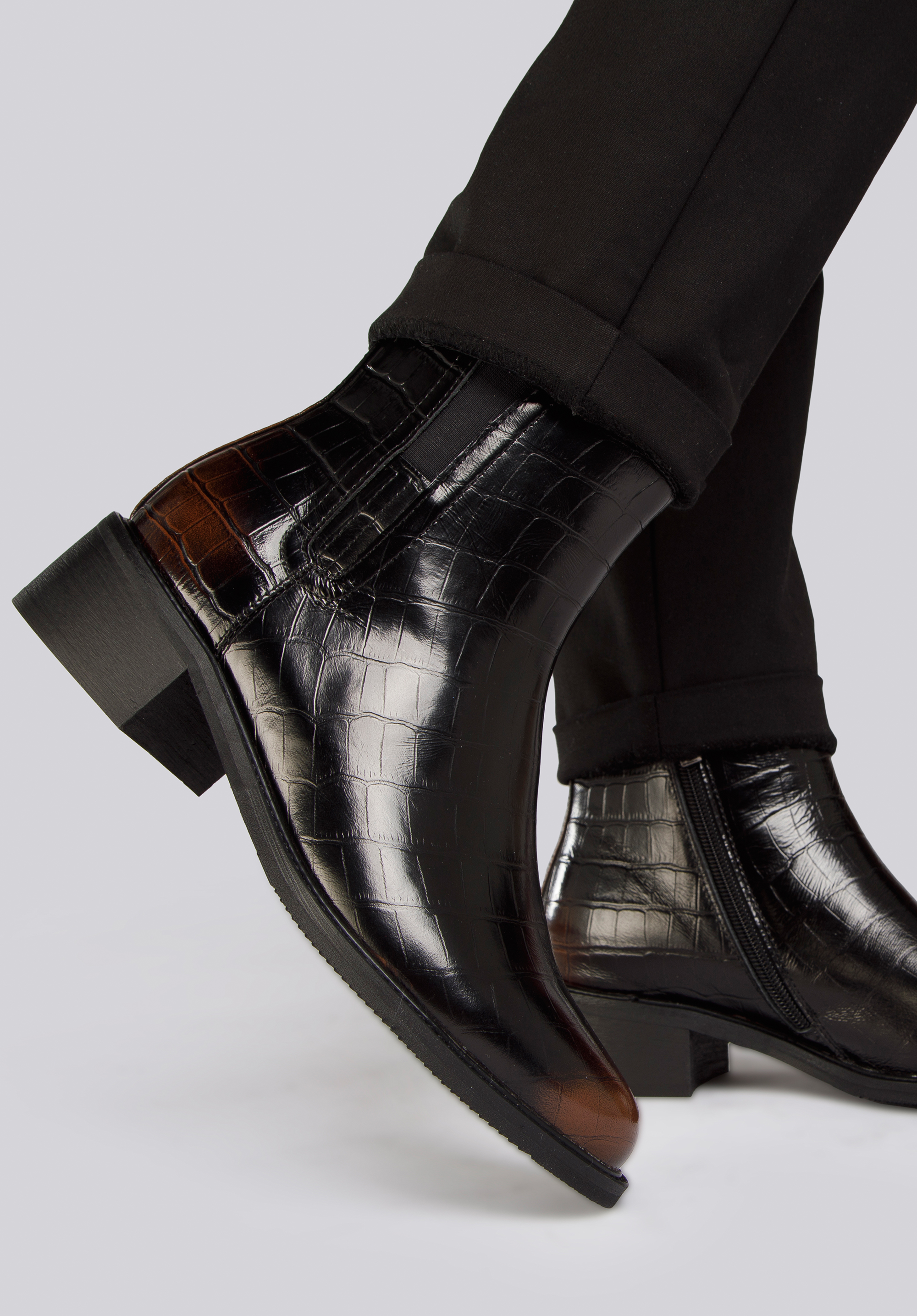 Stiefelette aus Kroko-Leder mit Reißverschluss