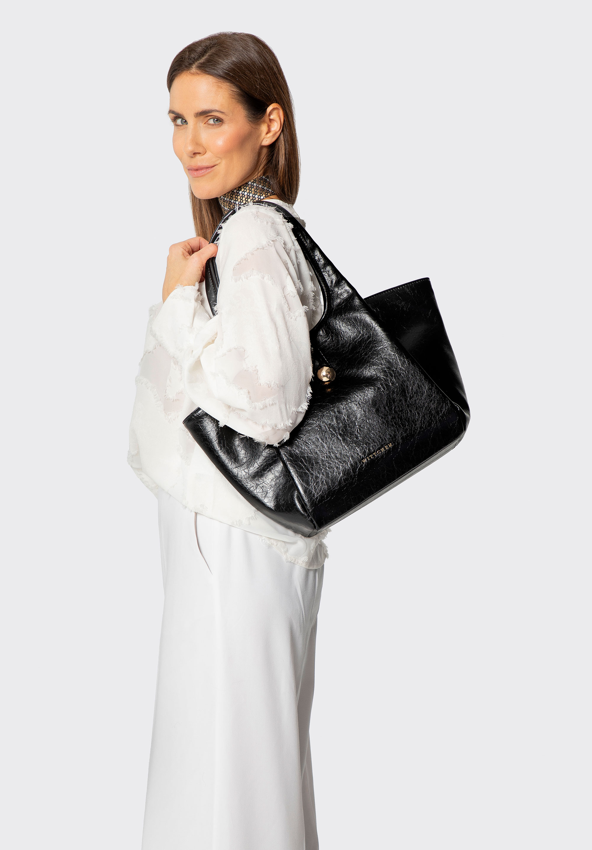 Damen Shopper aus Kunstleder mit dekorativem Riemen, schwarz, 101-4Y-418-1, Bild 1