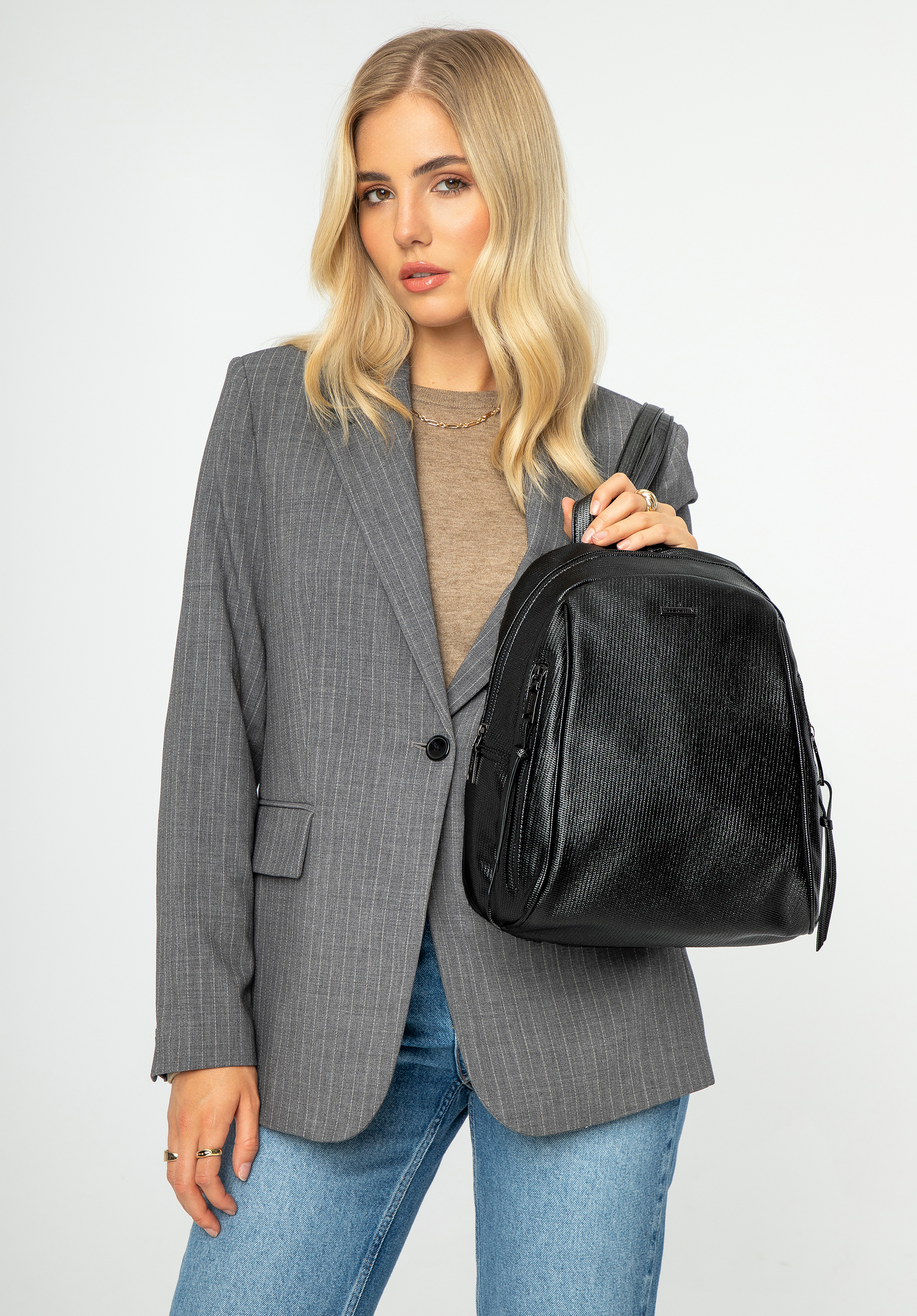 Damenrucksack aus glänzendem Öko-Leder, schwarz, 99-4Y-713-1, Bild 1