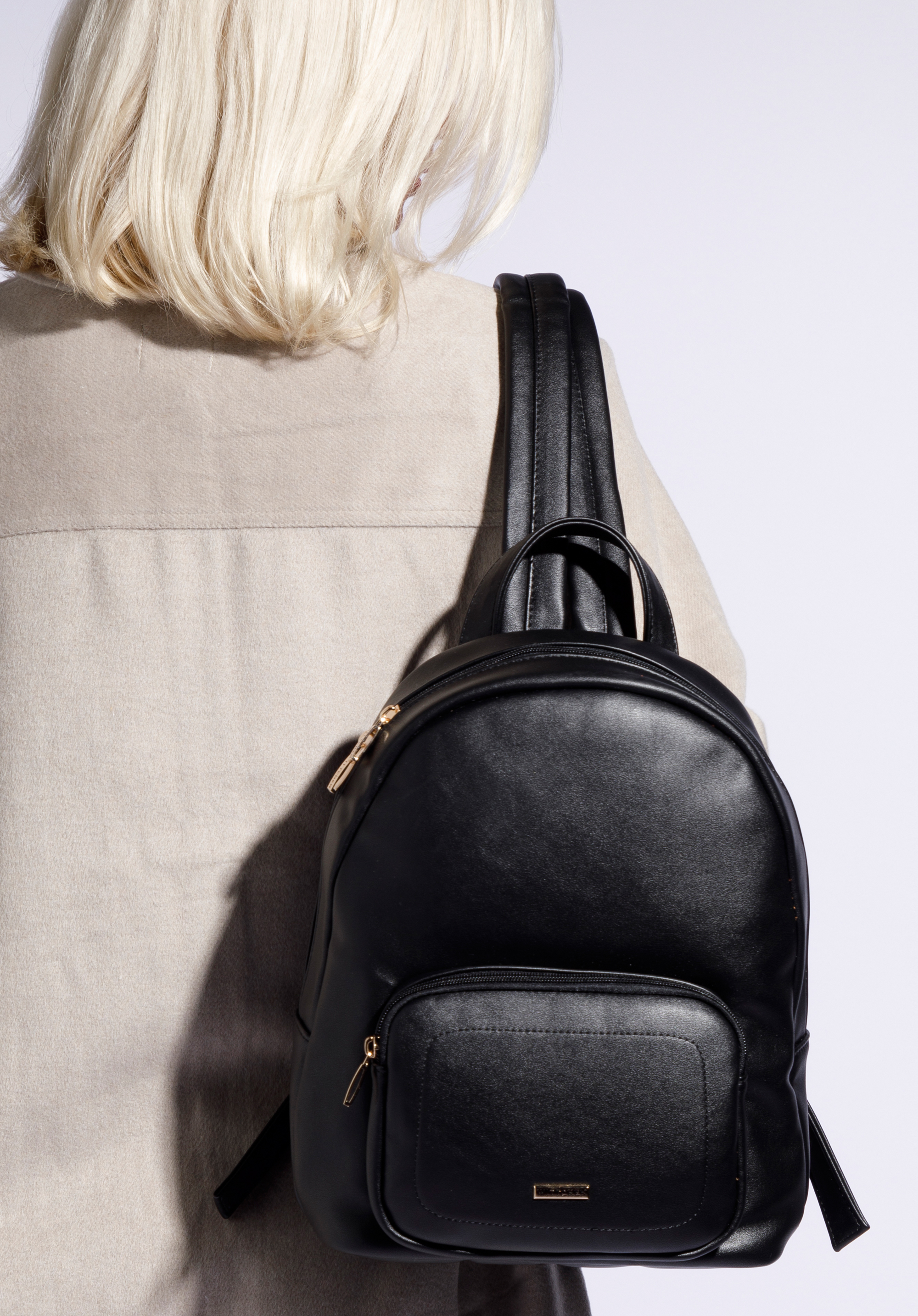 Damenrucksack mit verbrämten Tasche, schwarz, 95-4Y-518-1, Bild 1