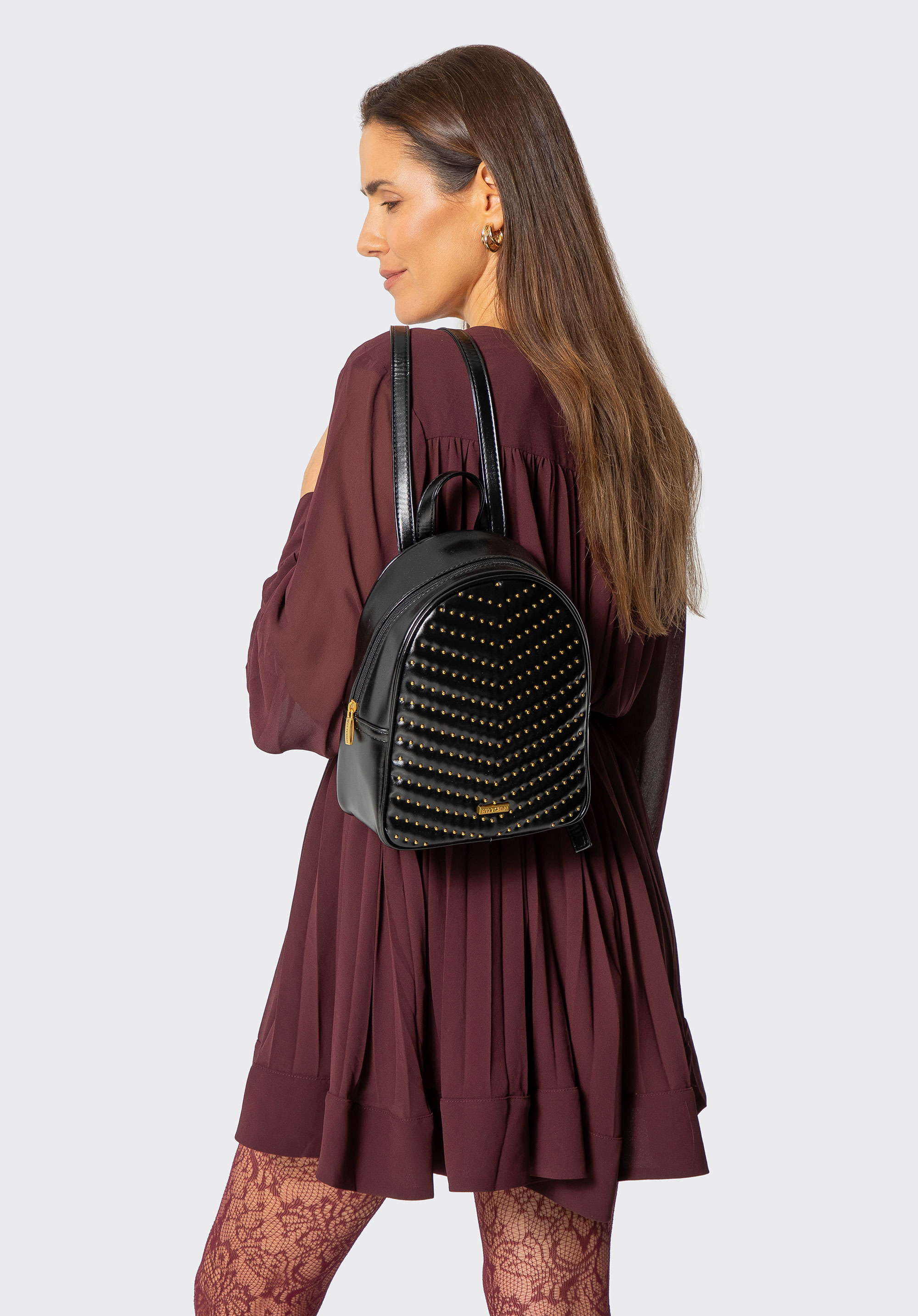 Damenrucksack aus Kunstleder mit Nieten, schwarz-gold, 101-4Y-425-1G, Bild 1