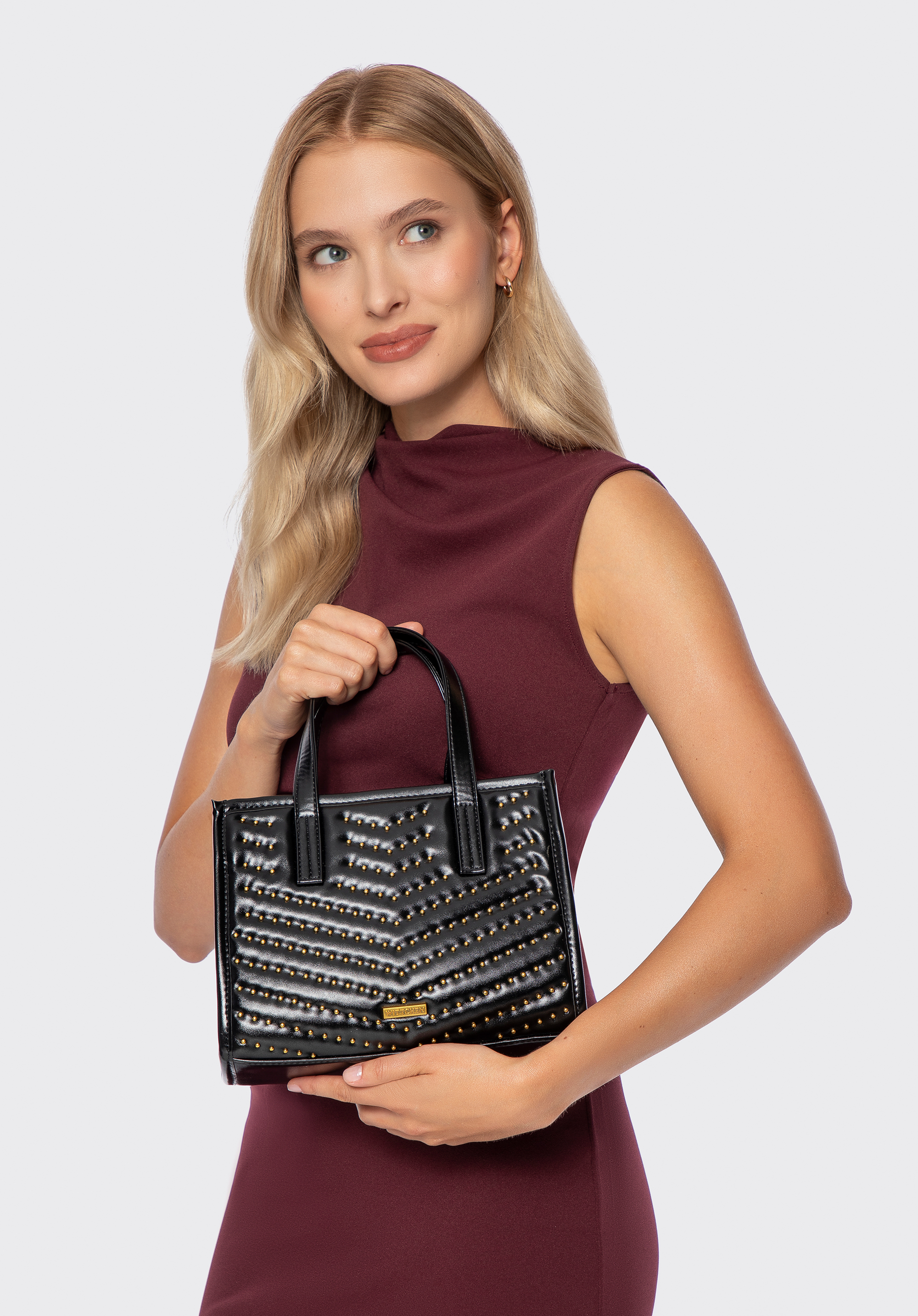 Tote Bag aus Kunstleder mit Nieten, schwarz-gold, 101-4Y-426-1G, Bild 1