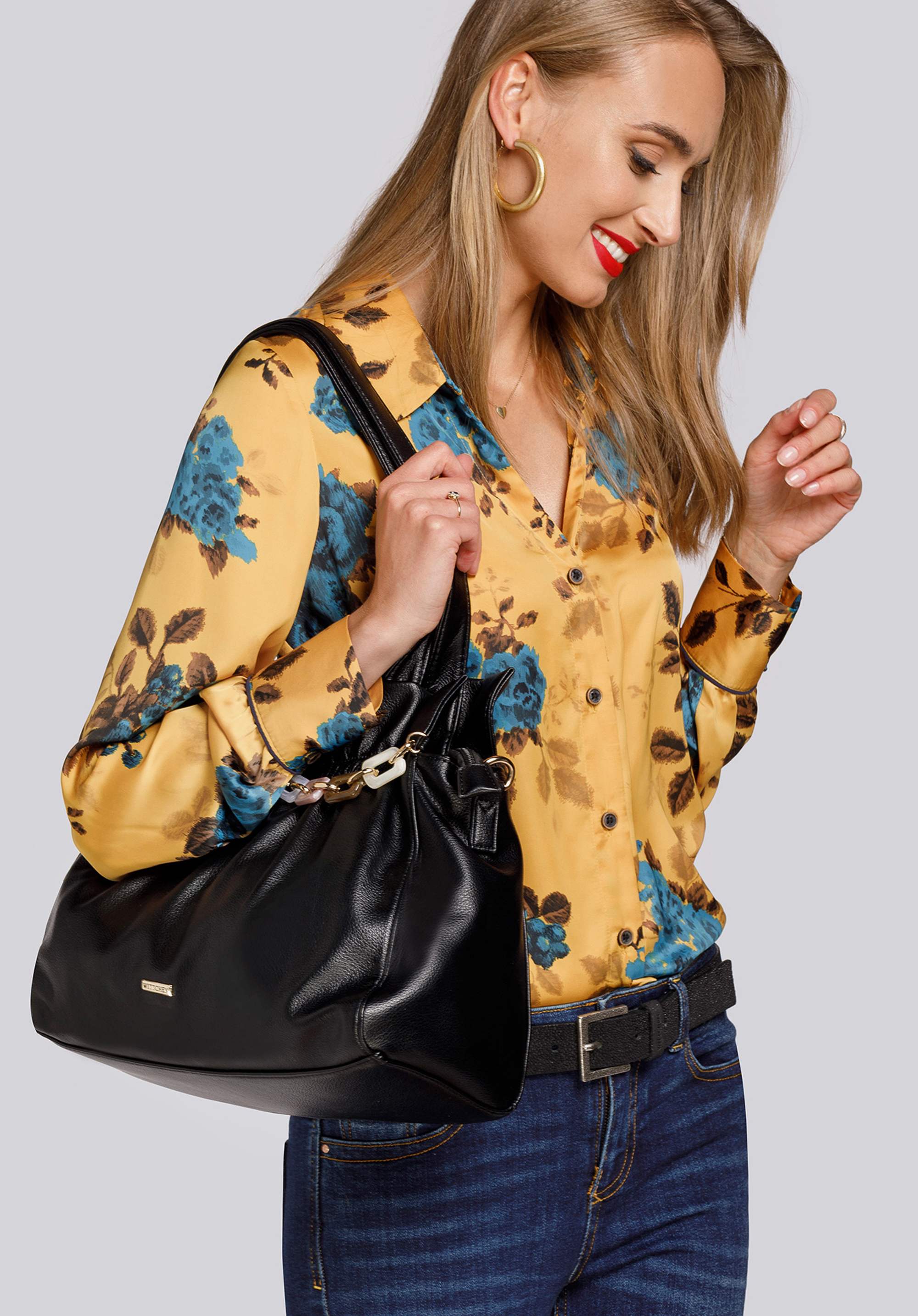 Große Beuteltasche mit bunter Kette
