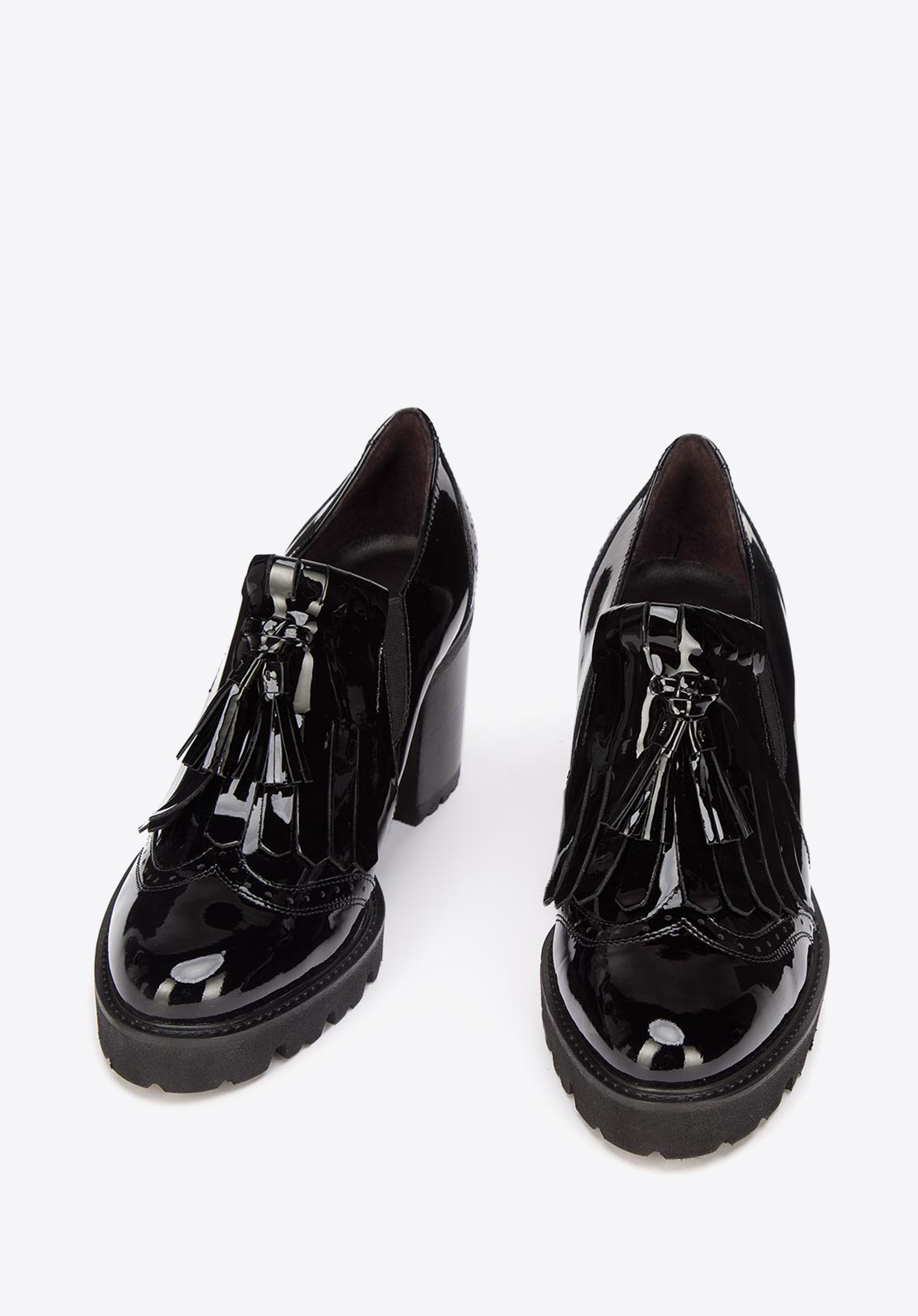 Halbschuhe aus Lackleder mit Gummi