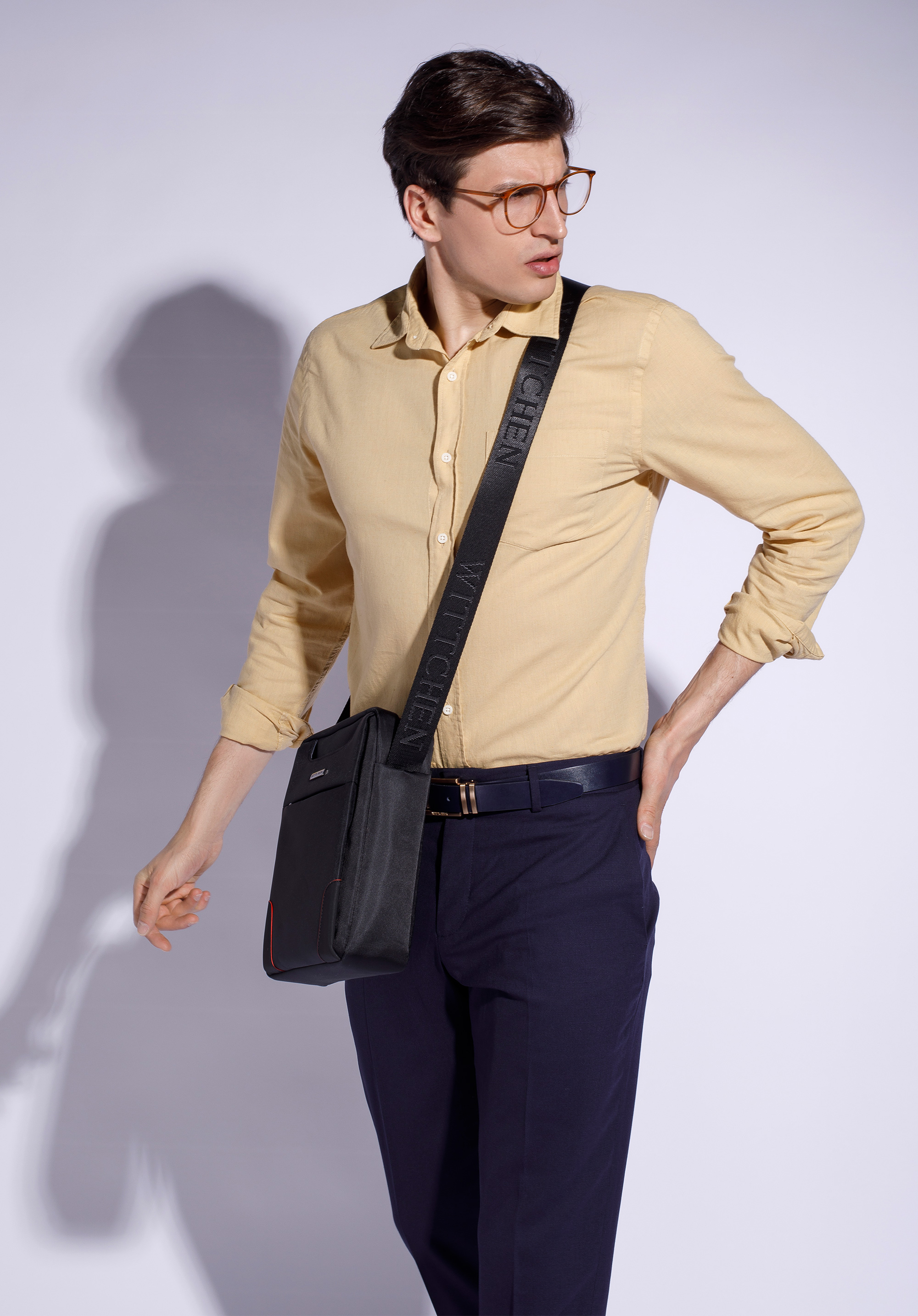 Herren-Umhängetasche mit roten Details, schwarz, 94-4P-200-1, Bild 1