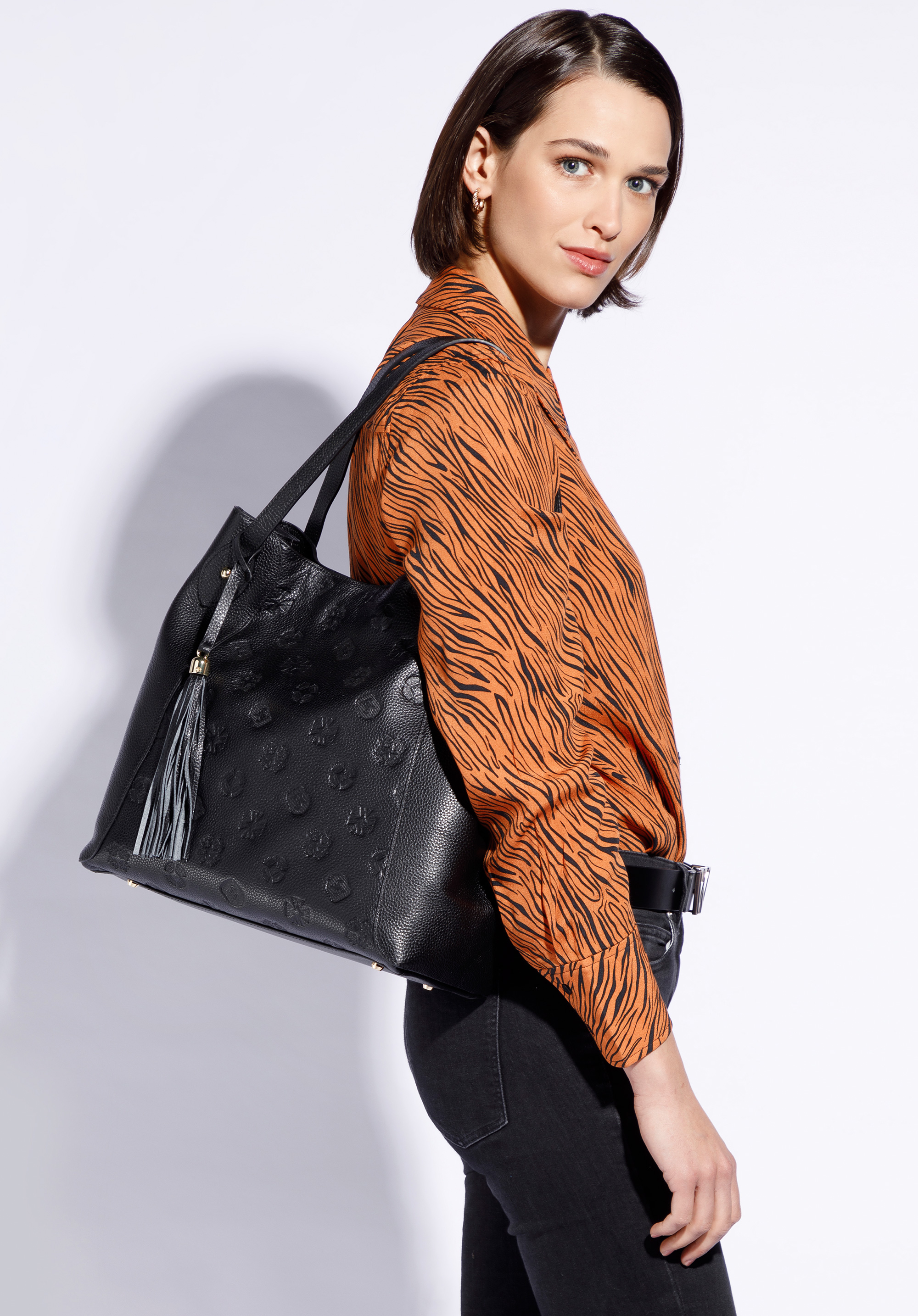 Beuteltasche aus Leder mit Monogramm und Quaste