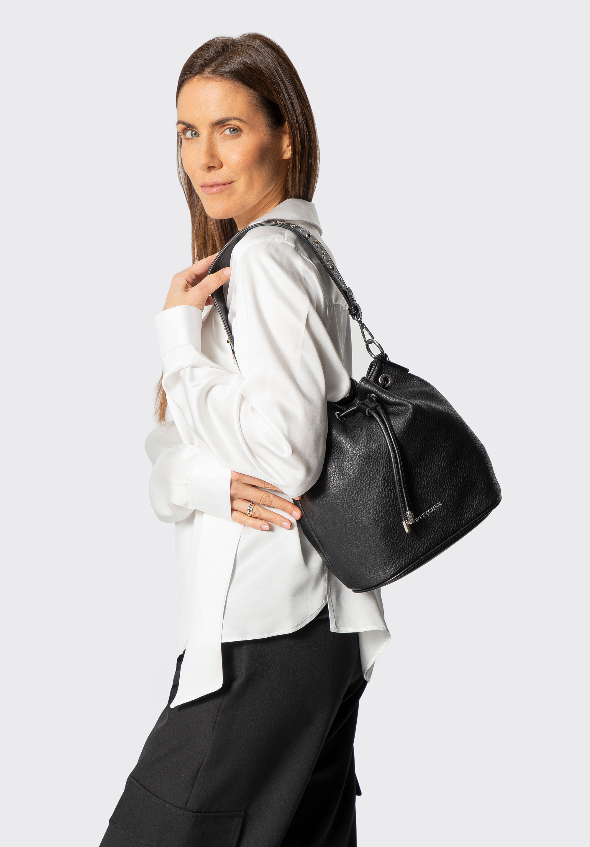 Hobo-Tasche für Damen aus Kunstleder mit Nieten, schwarz, 101-4Y-705-1, Bild 1