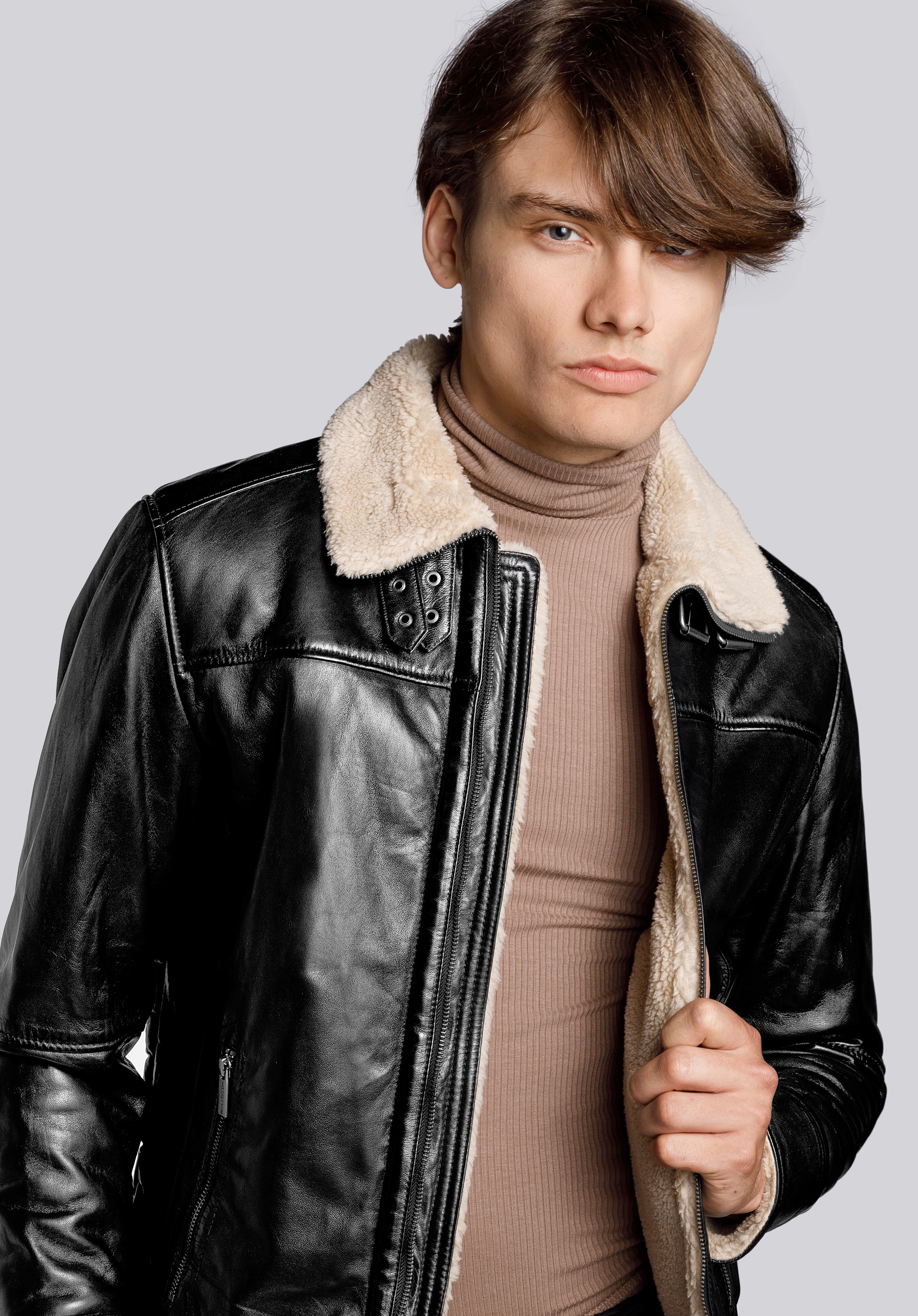 Pilotenjacke für Herren aus Leder mit Schnallen am Kragen, schwarz, 93-09-850-1-L, Bild 1