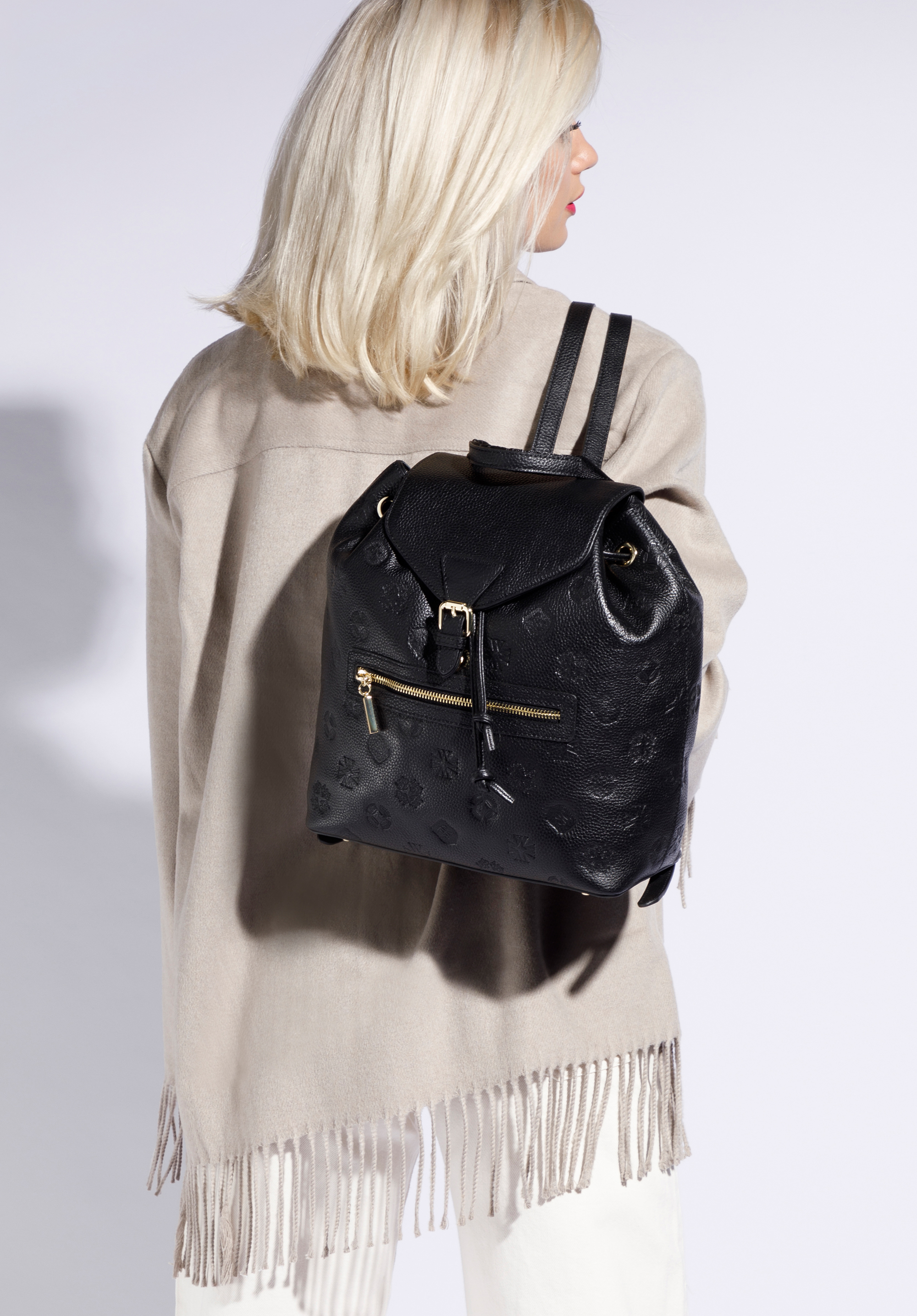 Damen-Rucksack aus Leder mit Monogramm, schwarz, 96-4E-606-1, Bild 1