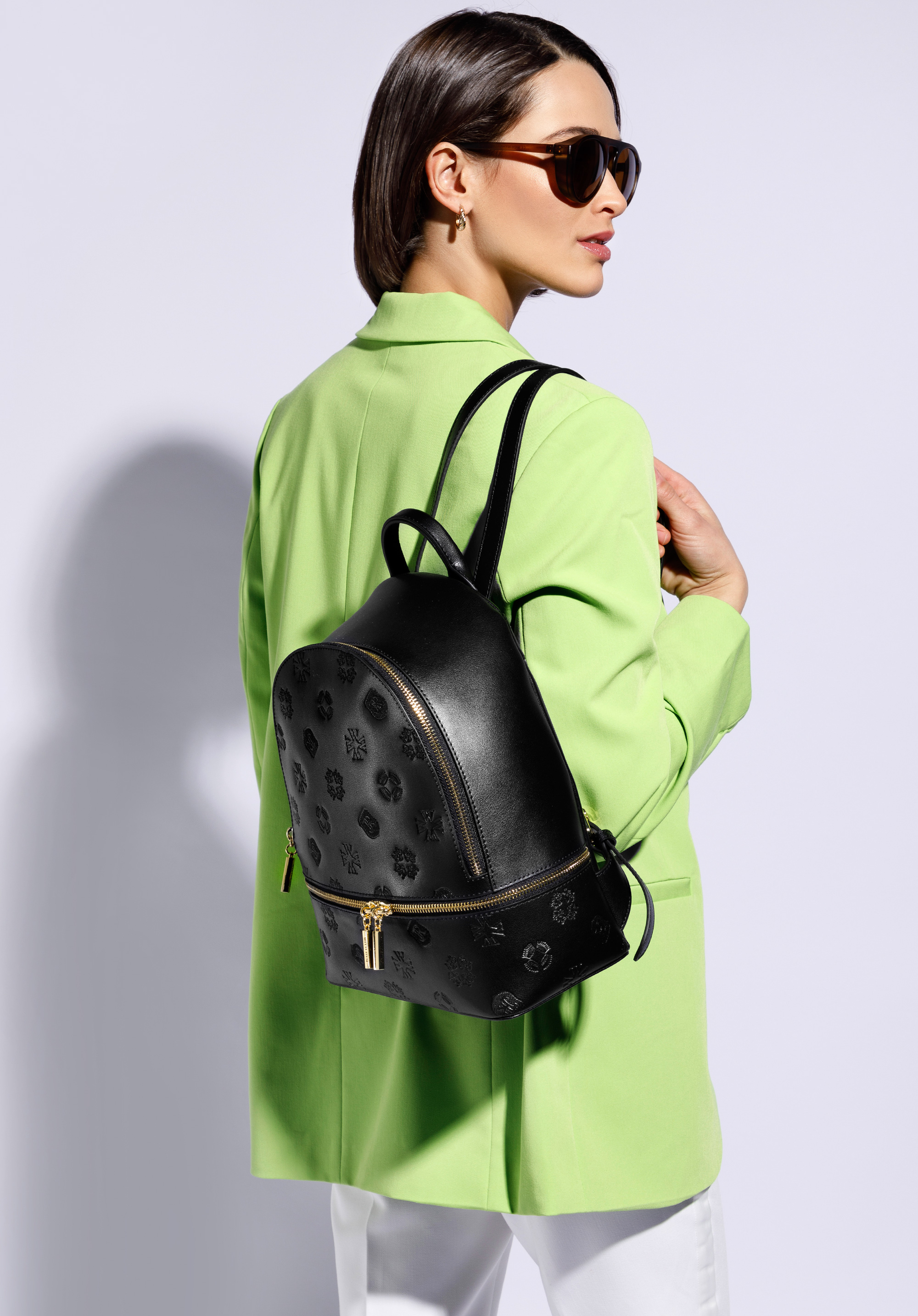 Damenrucksack aus Leder mit Monogramm und horizontalem Reißverschluss, schwarz, 96-4E-631-1, Bild 1