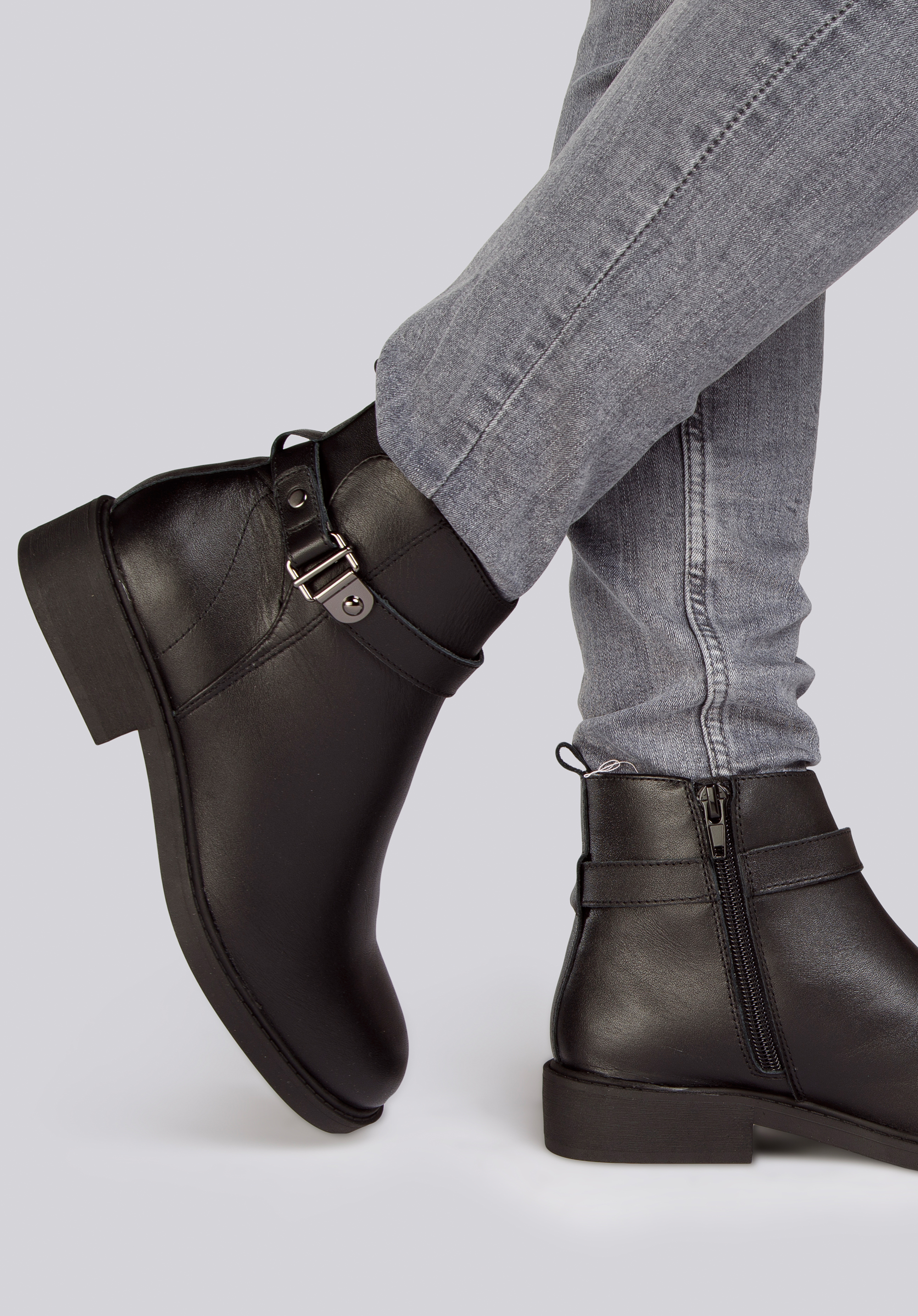 Stiefelette aus Leder mit Riemen und Schnalle, schwarz-schwarzblau, 93-D-552-1-36, Bild 1