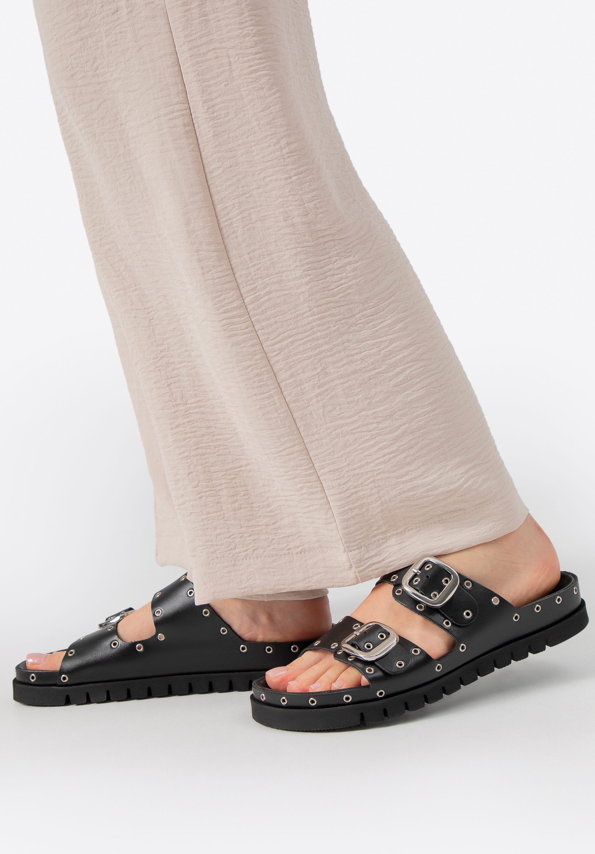 Damen-Flip-Flops aus Leder mit Metall-Details, schwarz-silber, 100-D-550-1S-35, Bild 1