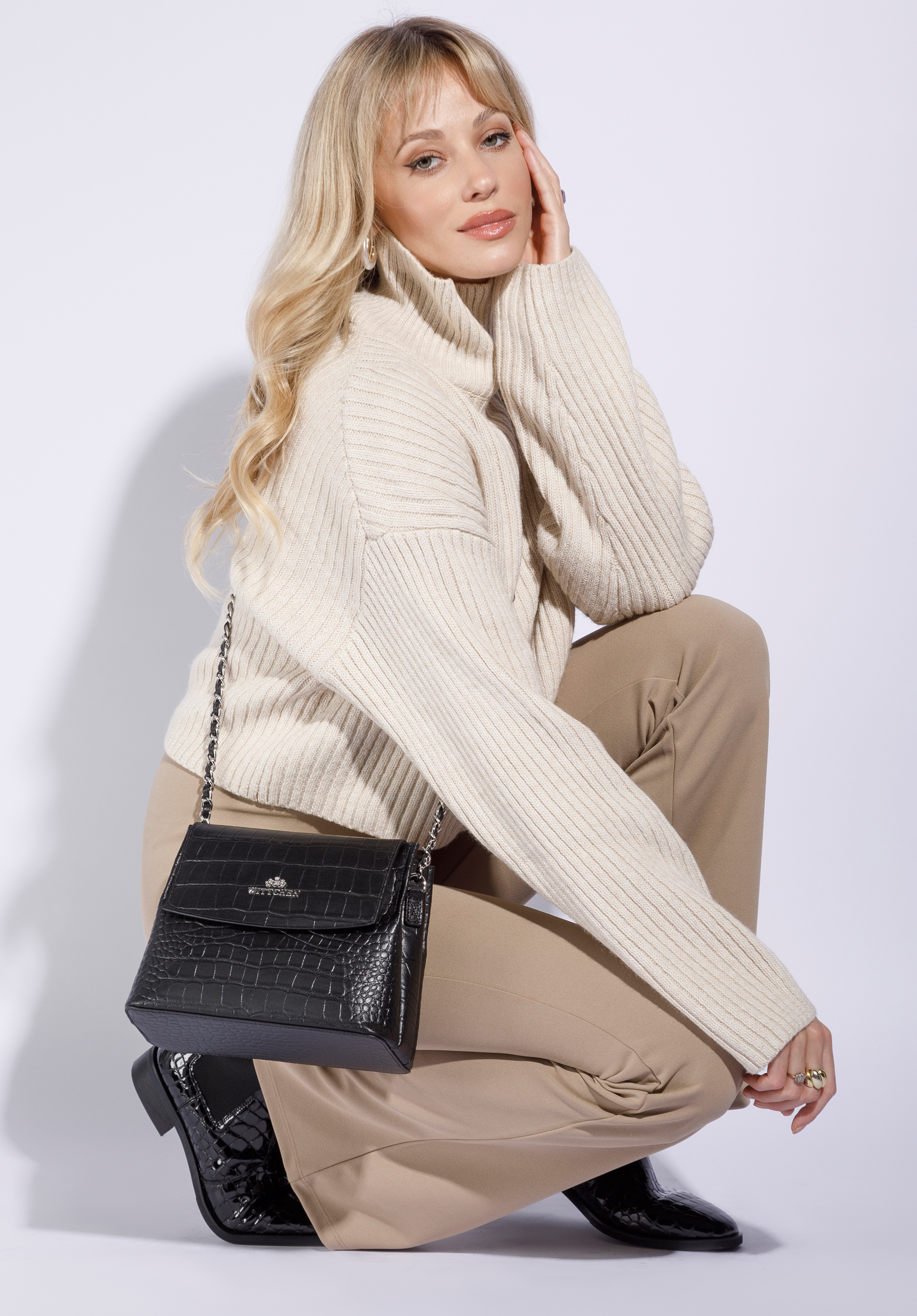 Damenhandtasche aus Leder an einer Kette