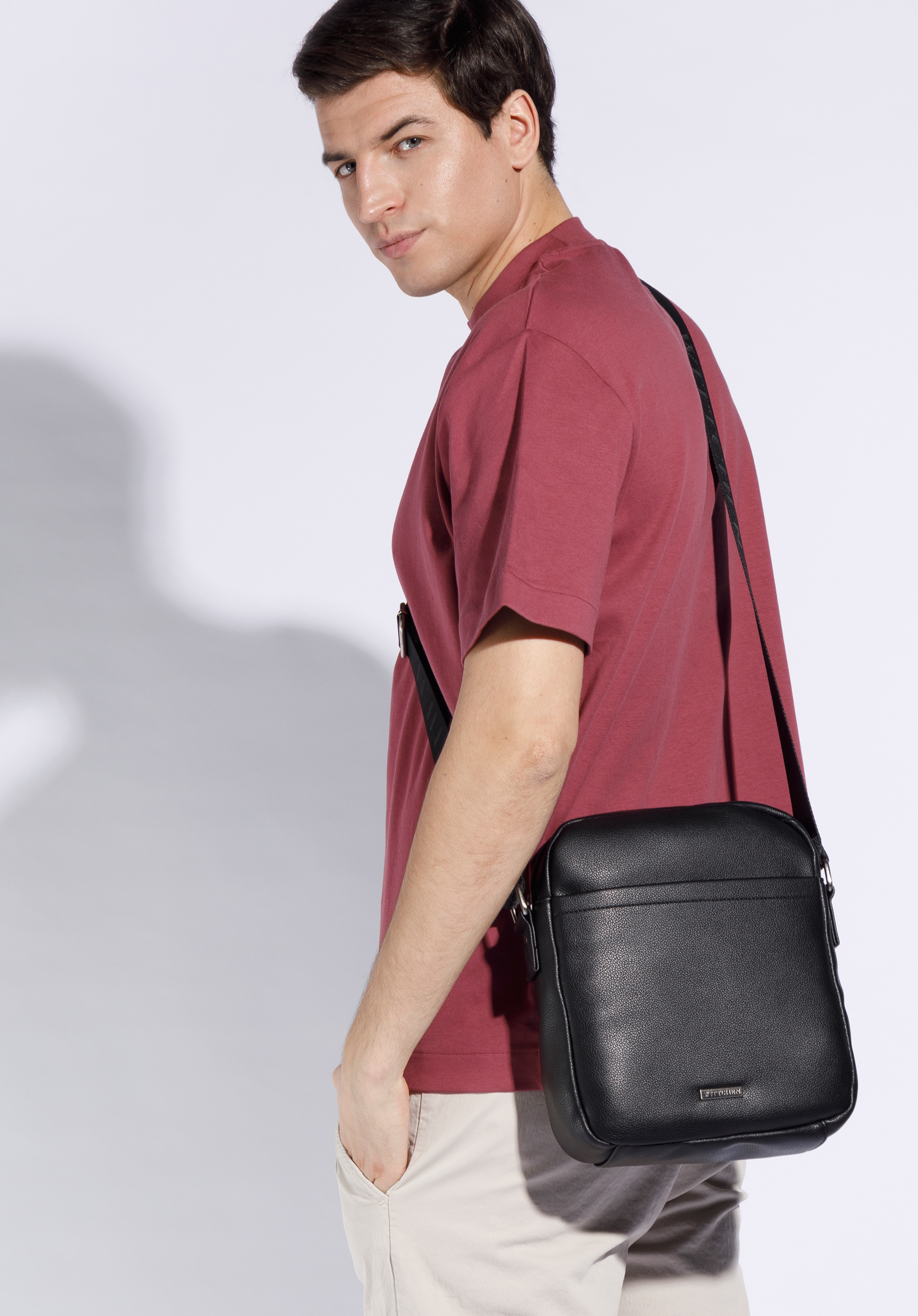 MITTELGROSSE HERRENTASCHE MIT FRONTTASCHE