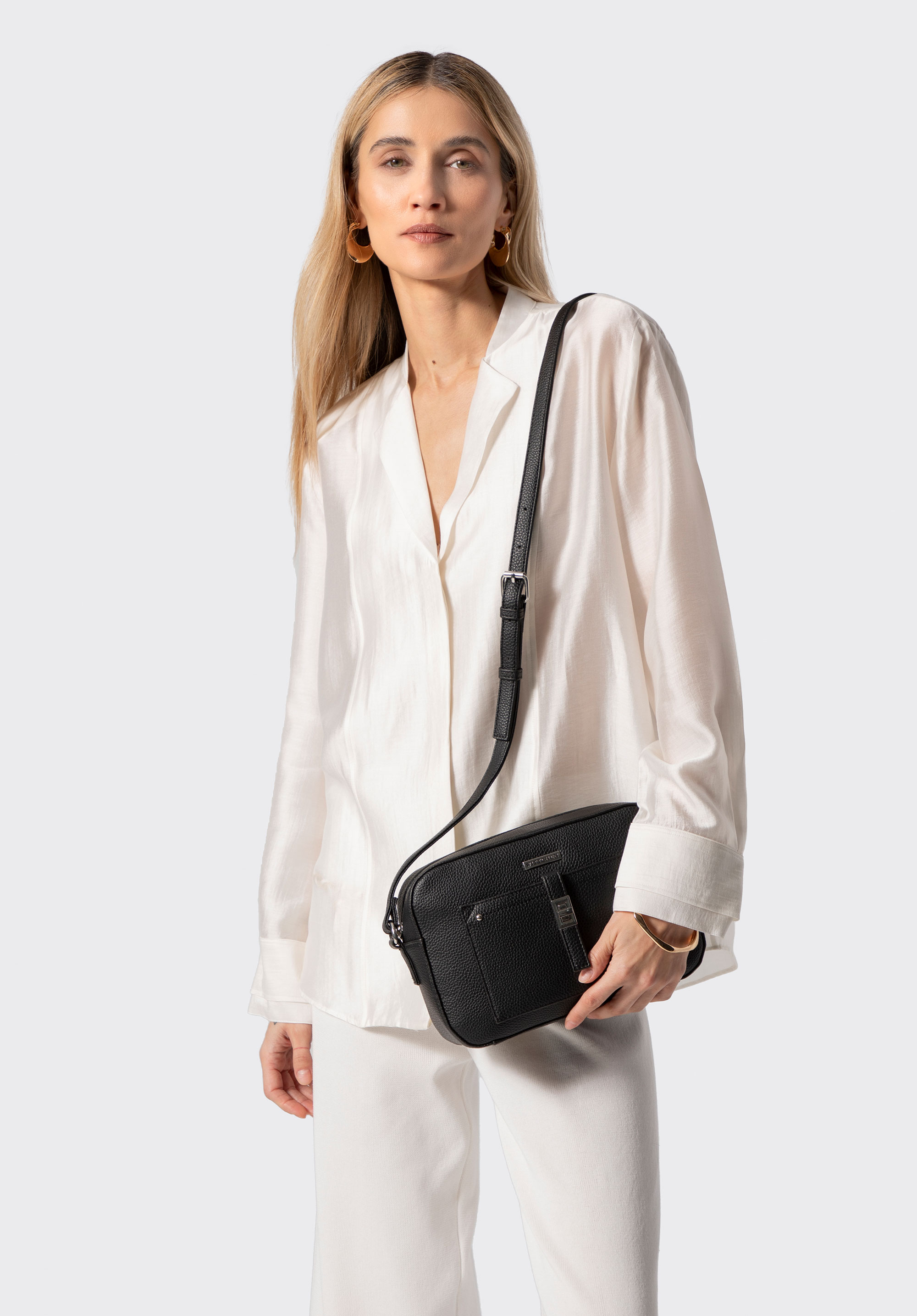 Umhängetasche aus Kunstleder mit Vordertasche, schwarz-silber, 29-4Y-001-B1, Bild 1