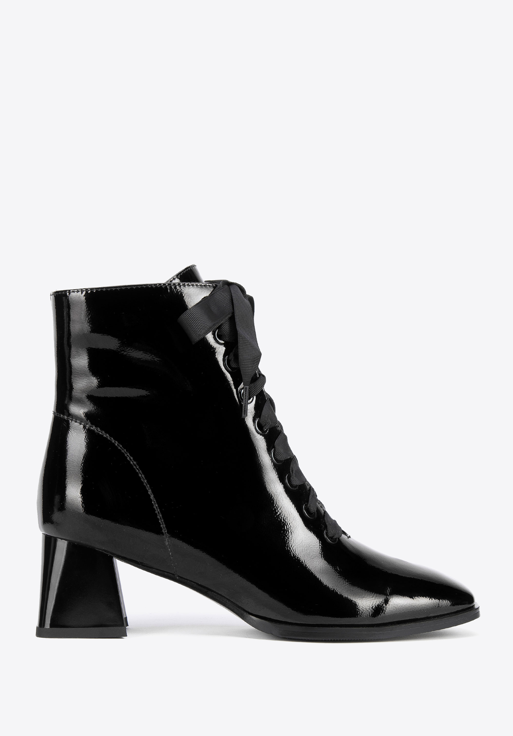 Stiefelette aus Lackleder mit Absatz